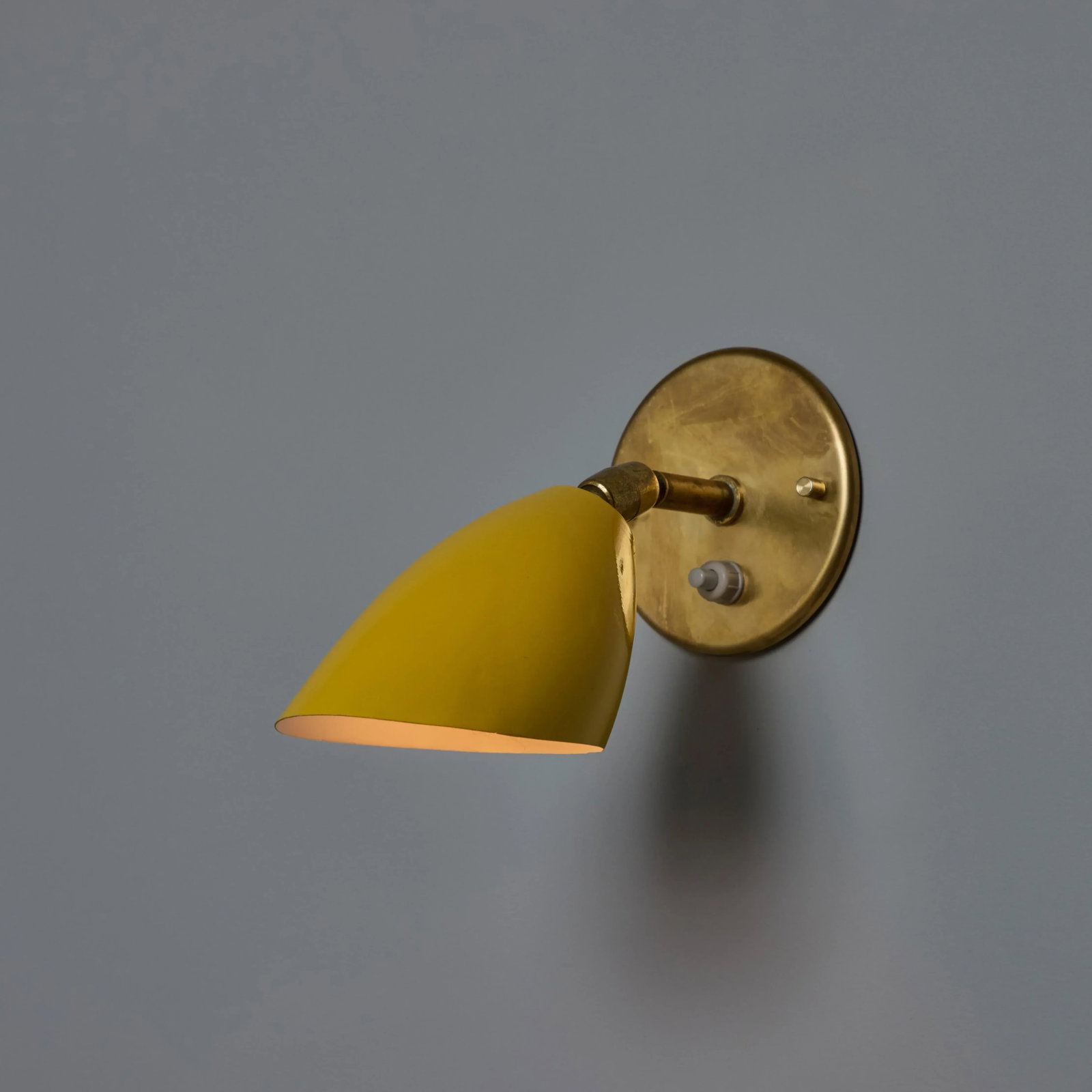 1960s Gino Sarfatti Model #26b Yellow and Brass Wall Lamp for Arteluce - 4