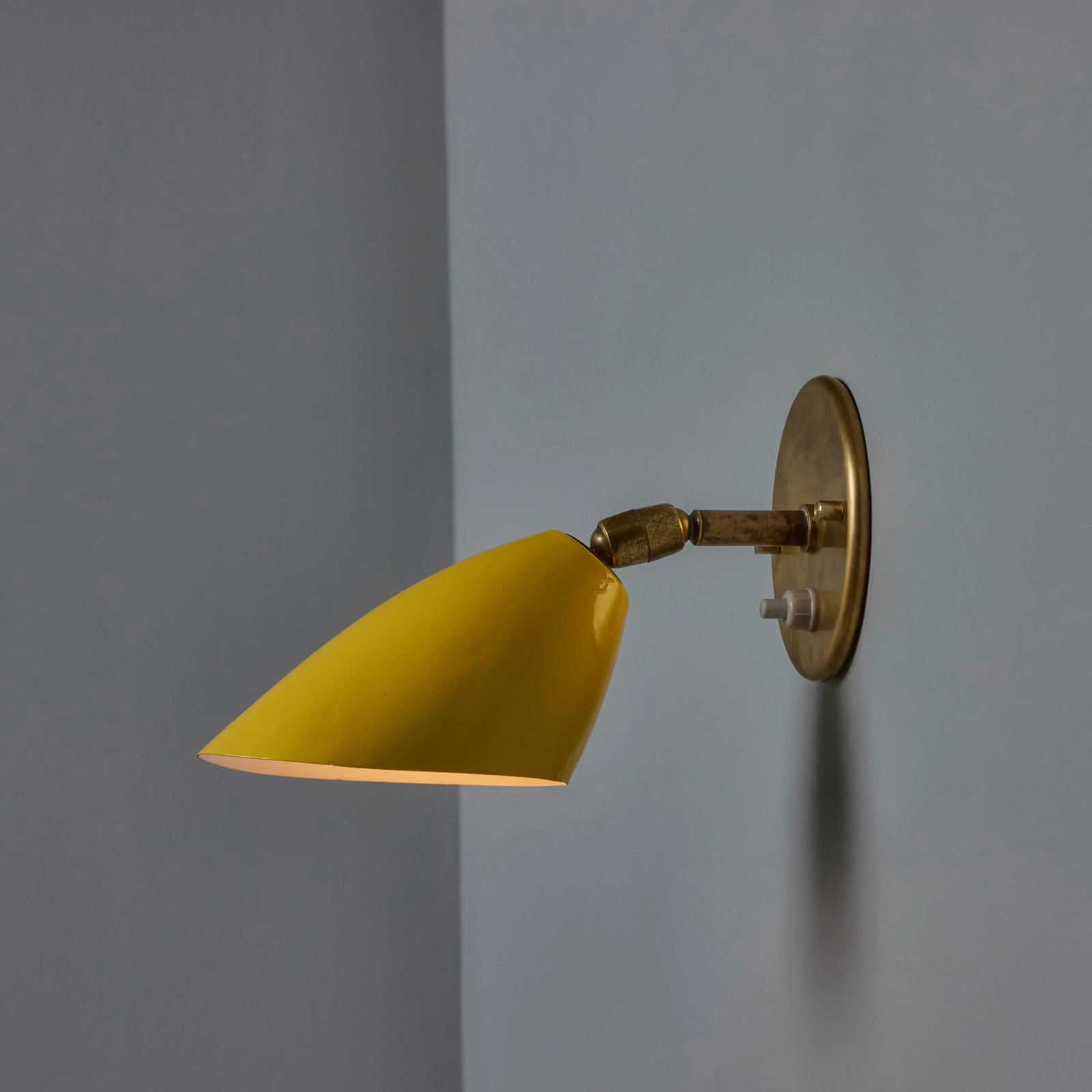 1960s Gino Sarfatti Model #26b Yellow and Brass Wall Lamp for Arteluce - 5