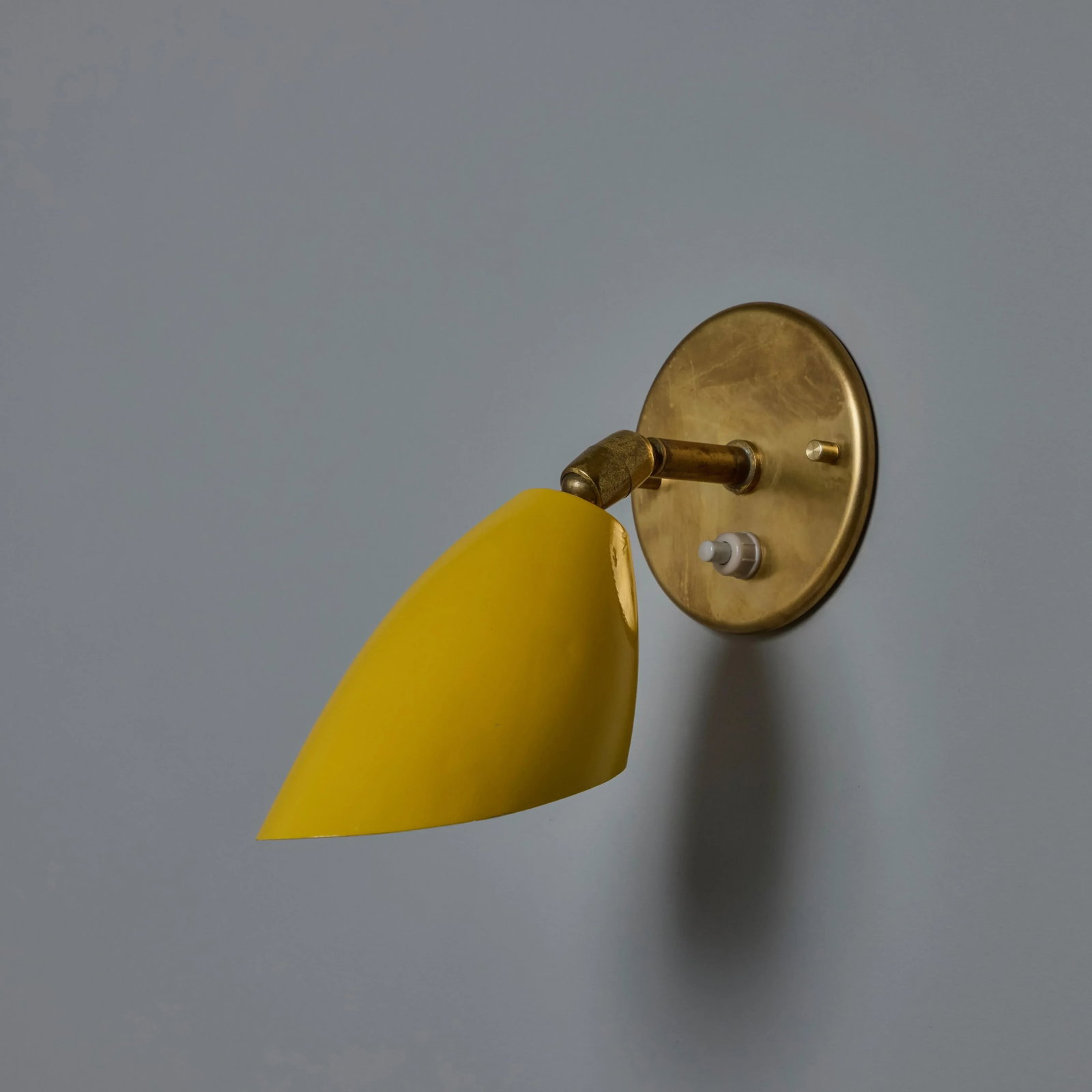 1960s Gino Sarfatti Model #26b Yellow and Brass Wall Lamp for Arteluce - 7