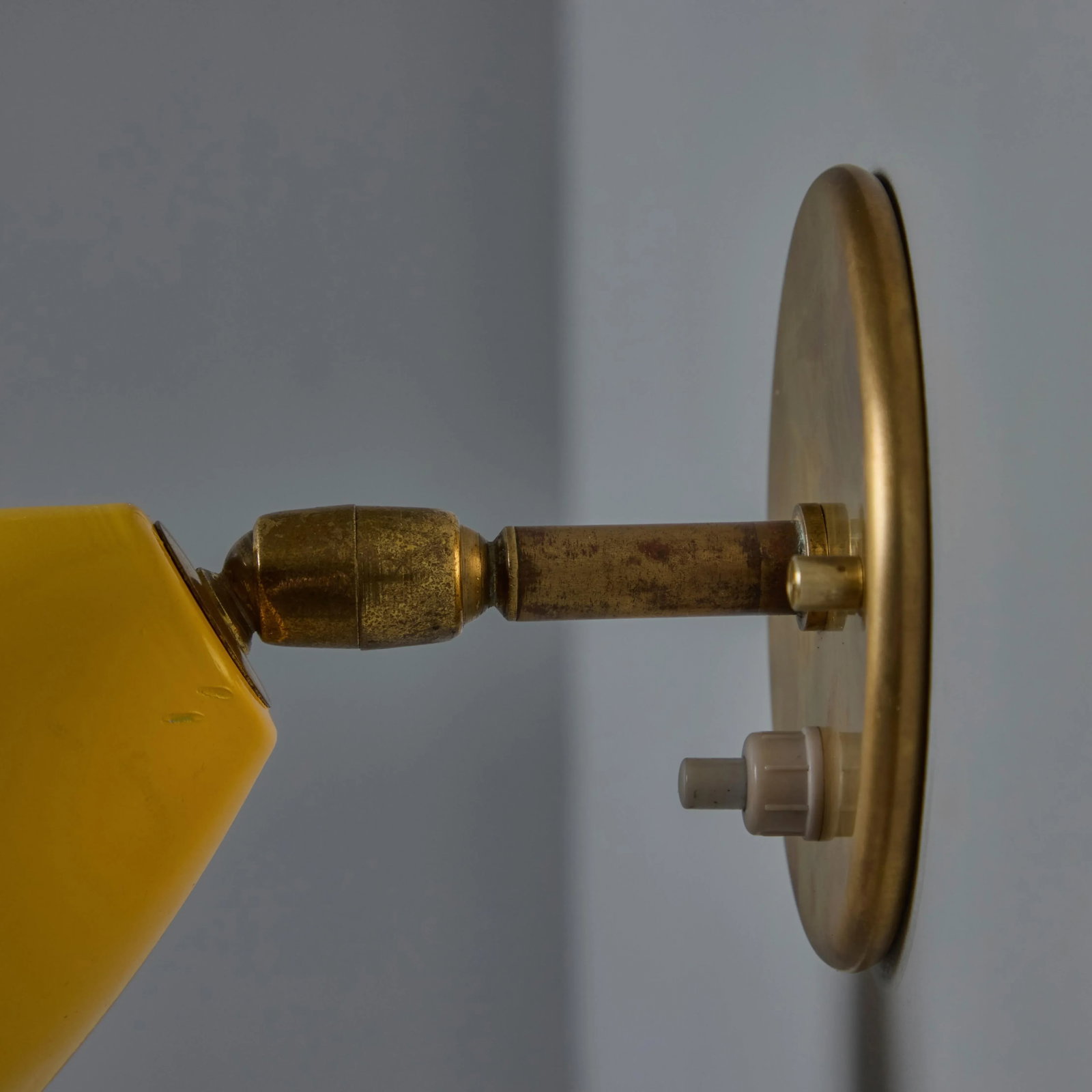 1960s Gino Sarfatti Model #26b Yellow and Brass Wall Lamp for Arteluce - 8