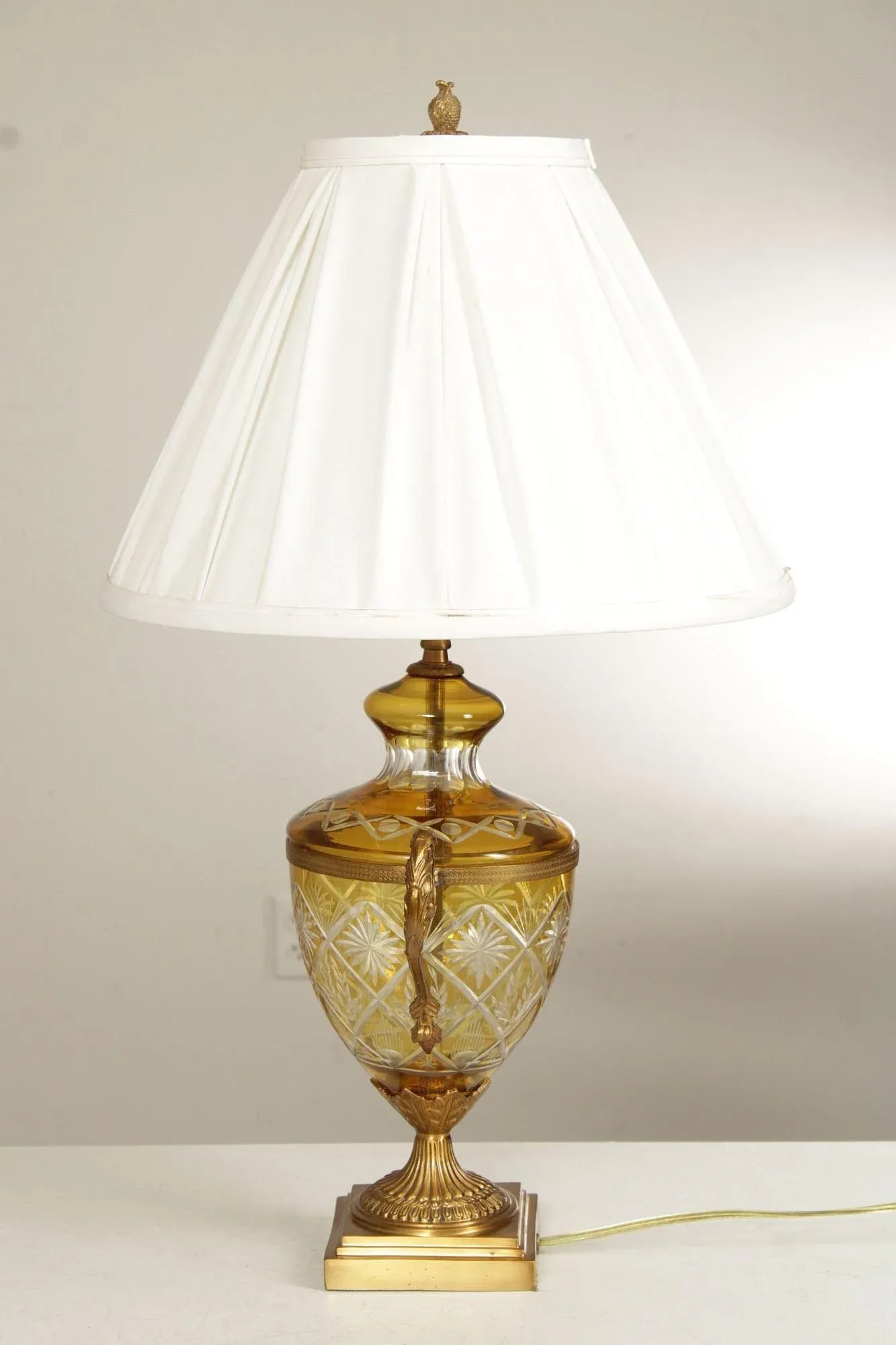 Ethan Allen Amber Glass Urn Table Lamp - 7