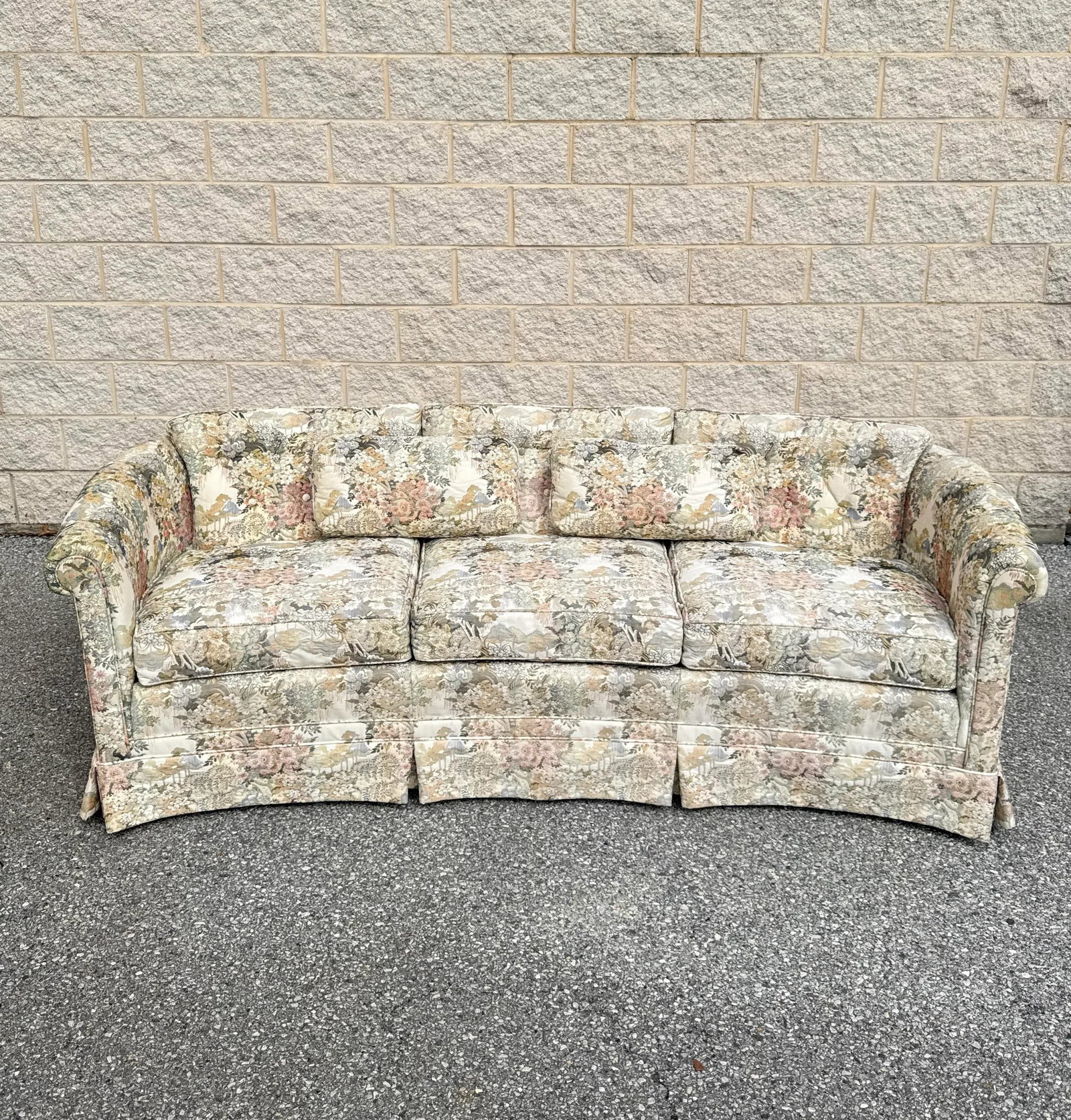 Late 20th Century Traditional Curved Floral Sofa With Pastel Chinoiserie-Inspired Upholstery and Ski - 2