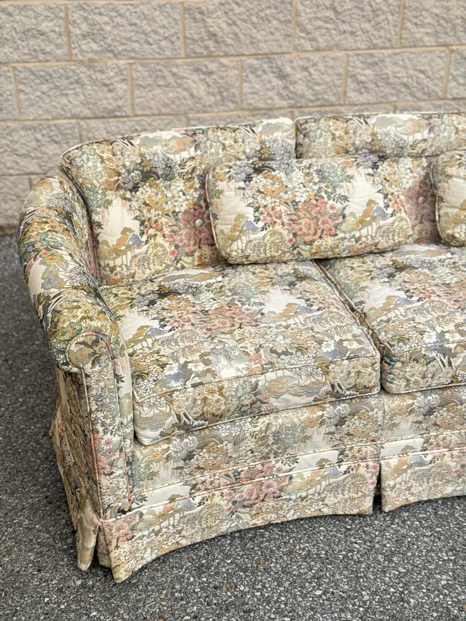 Late 20th Century Traditional Curved Floral Sofa With Pastel Chinoiserie-Inspired Upholstery and Ski - 7