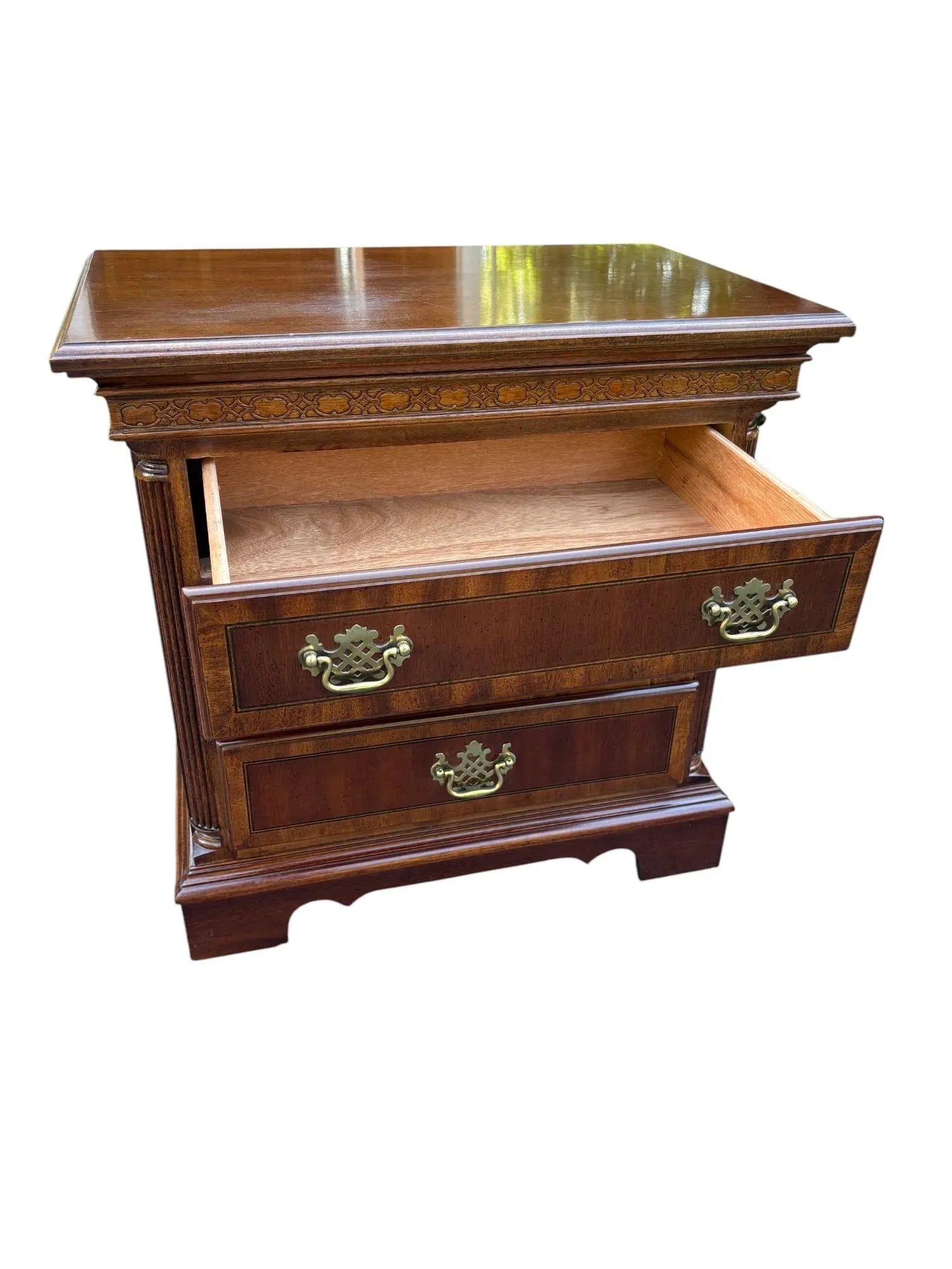 Georgian Style Mahogany Banded Wood Three-Drawer Nightstand - 8