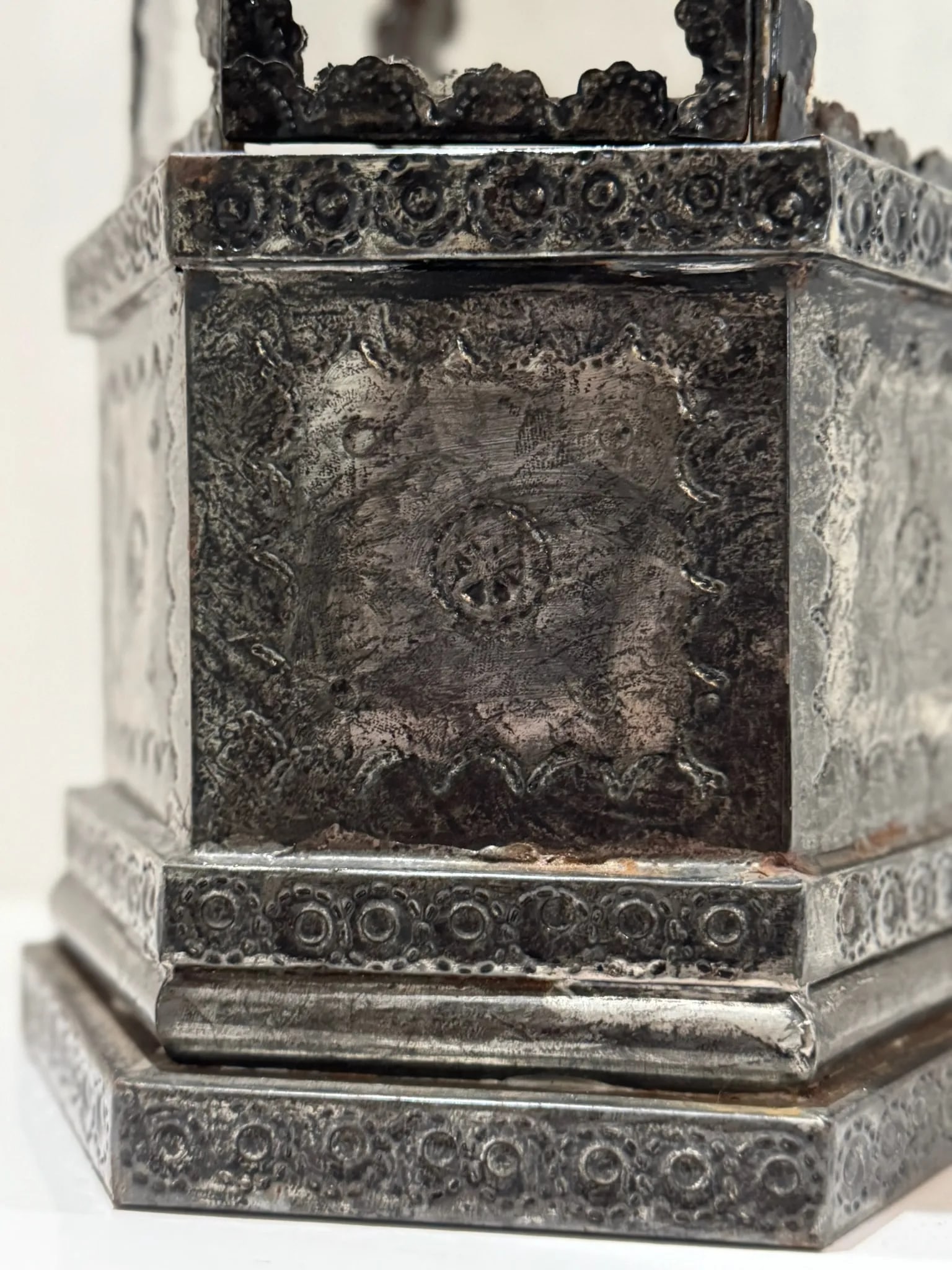 Mid 20th Century Silvered Metal & Glass Hexagonal Display Vitrine/Display - 7