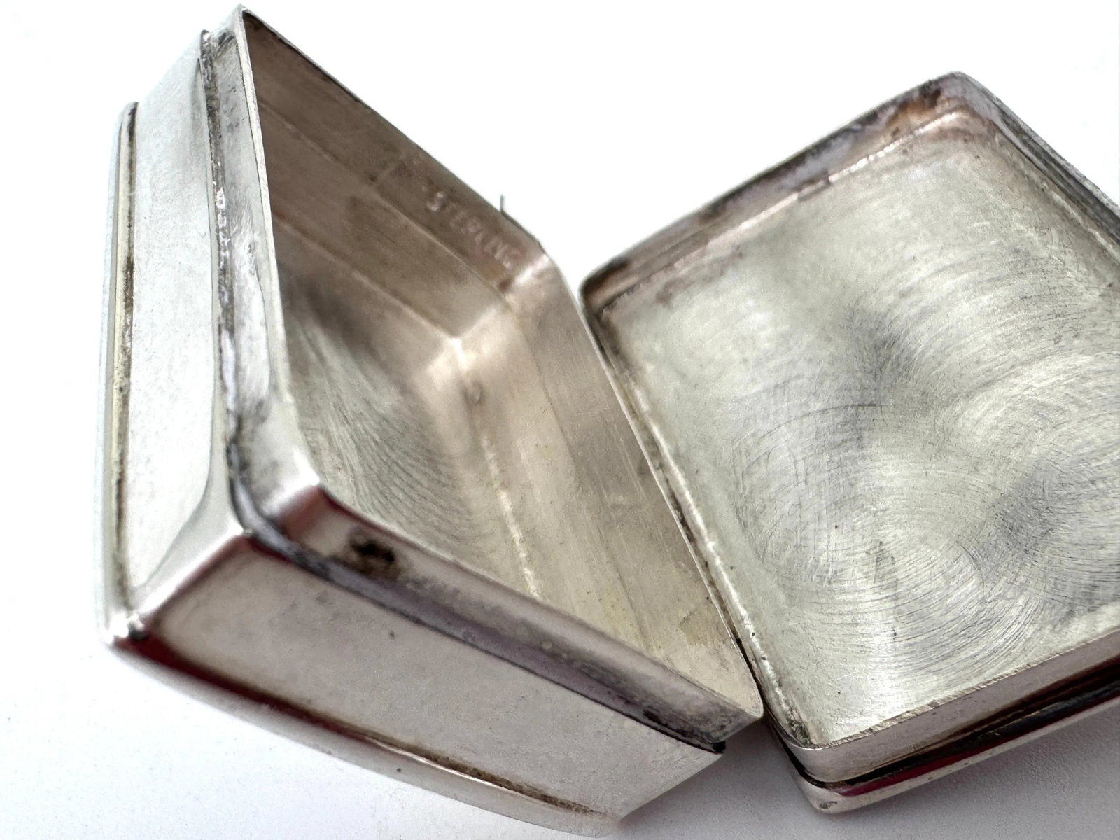 Sterling Silver Pill Box Equestrian Enamel Scene, in the English Style, 20th C. - 2