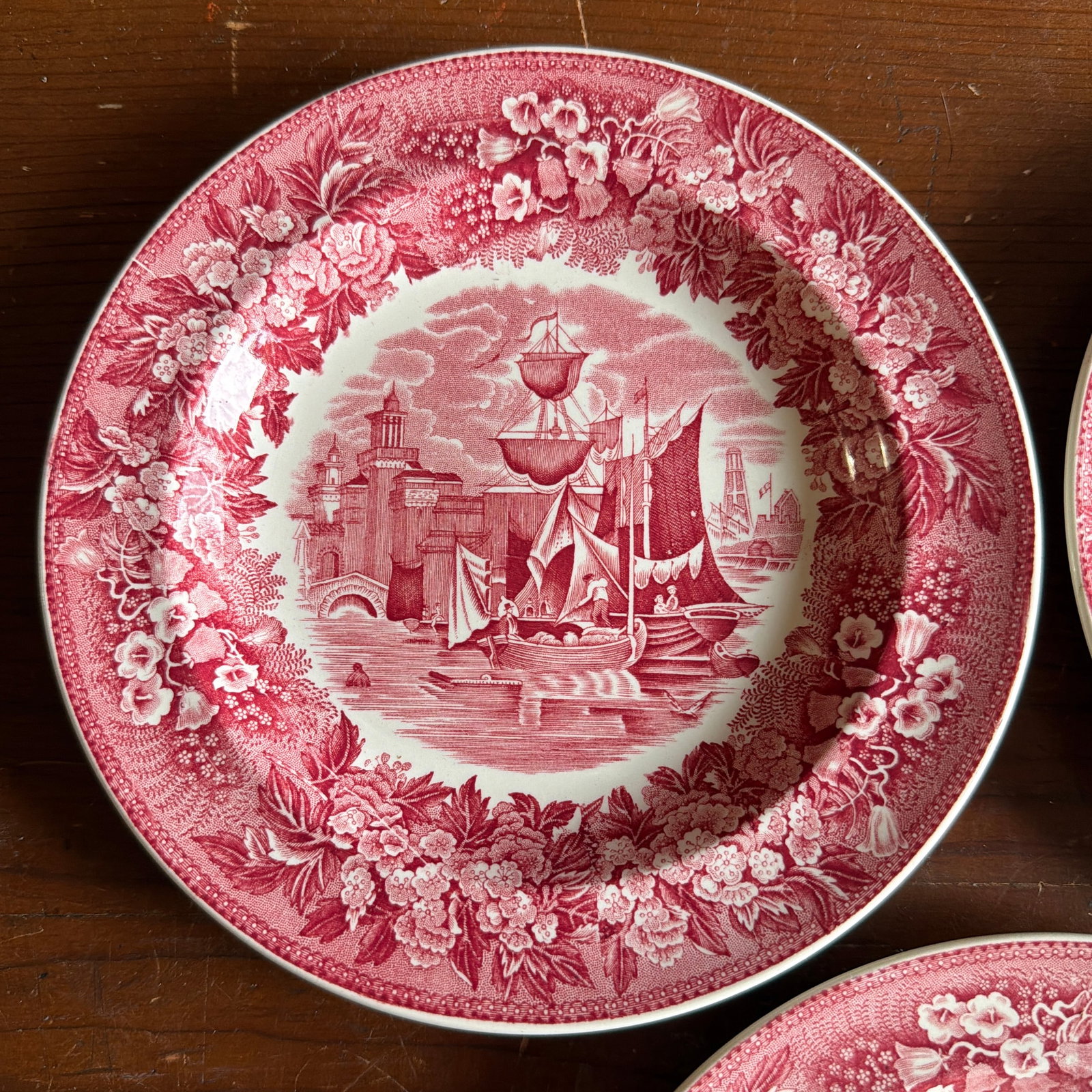 A Fine Set of 5 Vintage Wedgwood "Ferrara" Red Transferware Plates, 1960's - 3