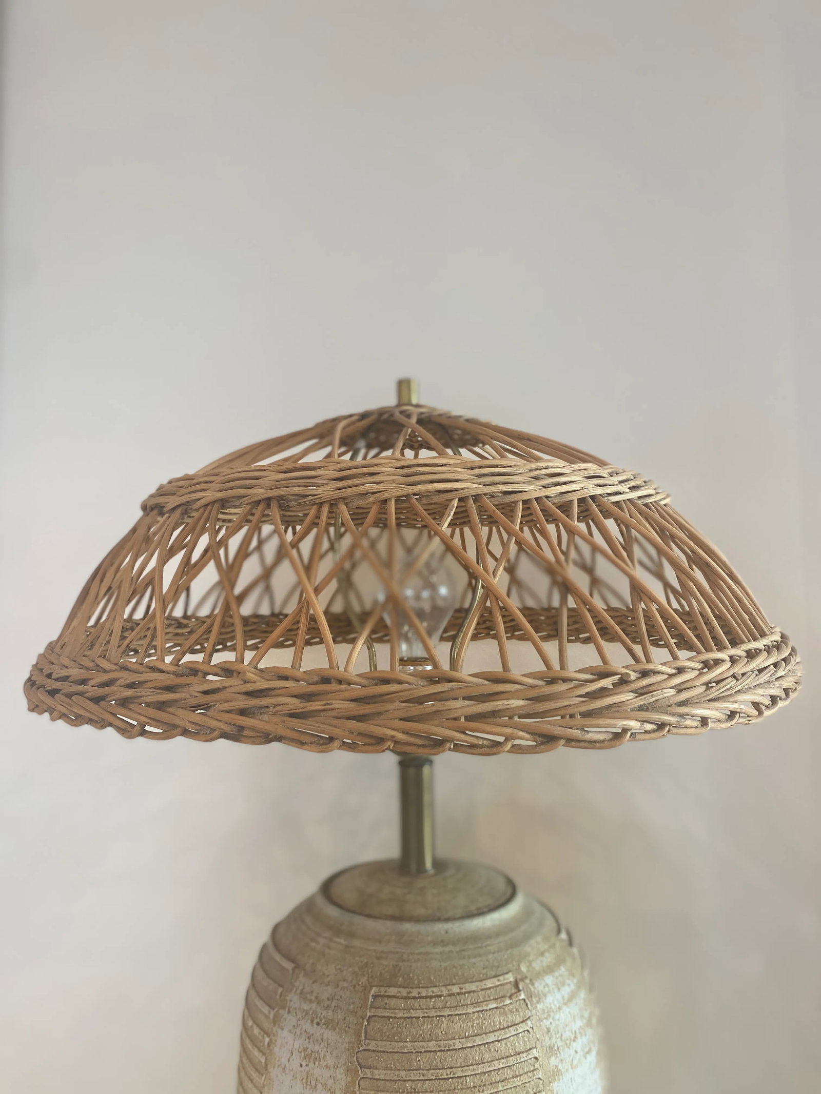 Midcentury Striated Pottery Table Lamp With Wicker Shade - 2