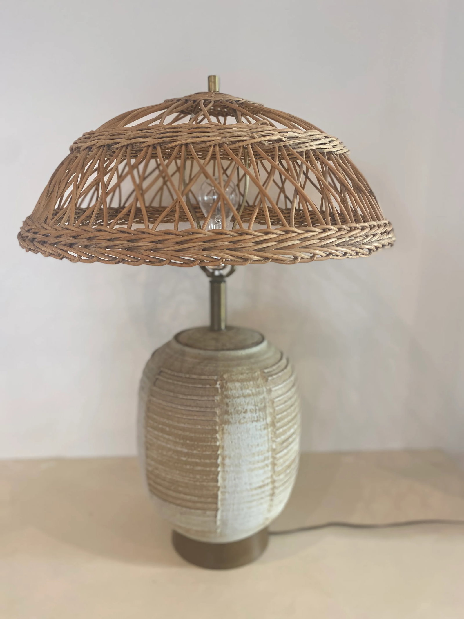 Midcentury Striated Pottery Table Lamp With Wicker Shade - 4