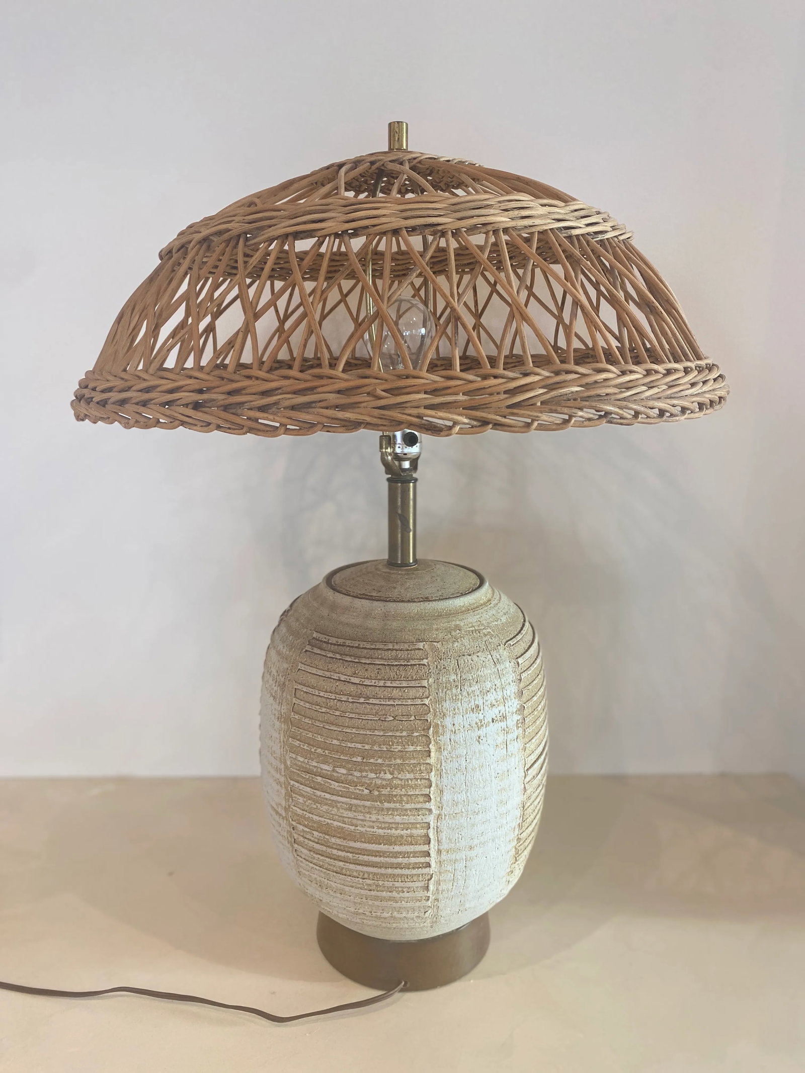 Midcentury Striated Pottery Table Lamp With Wicker Shade - 5