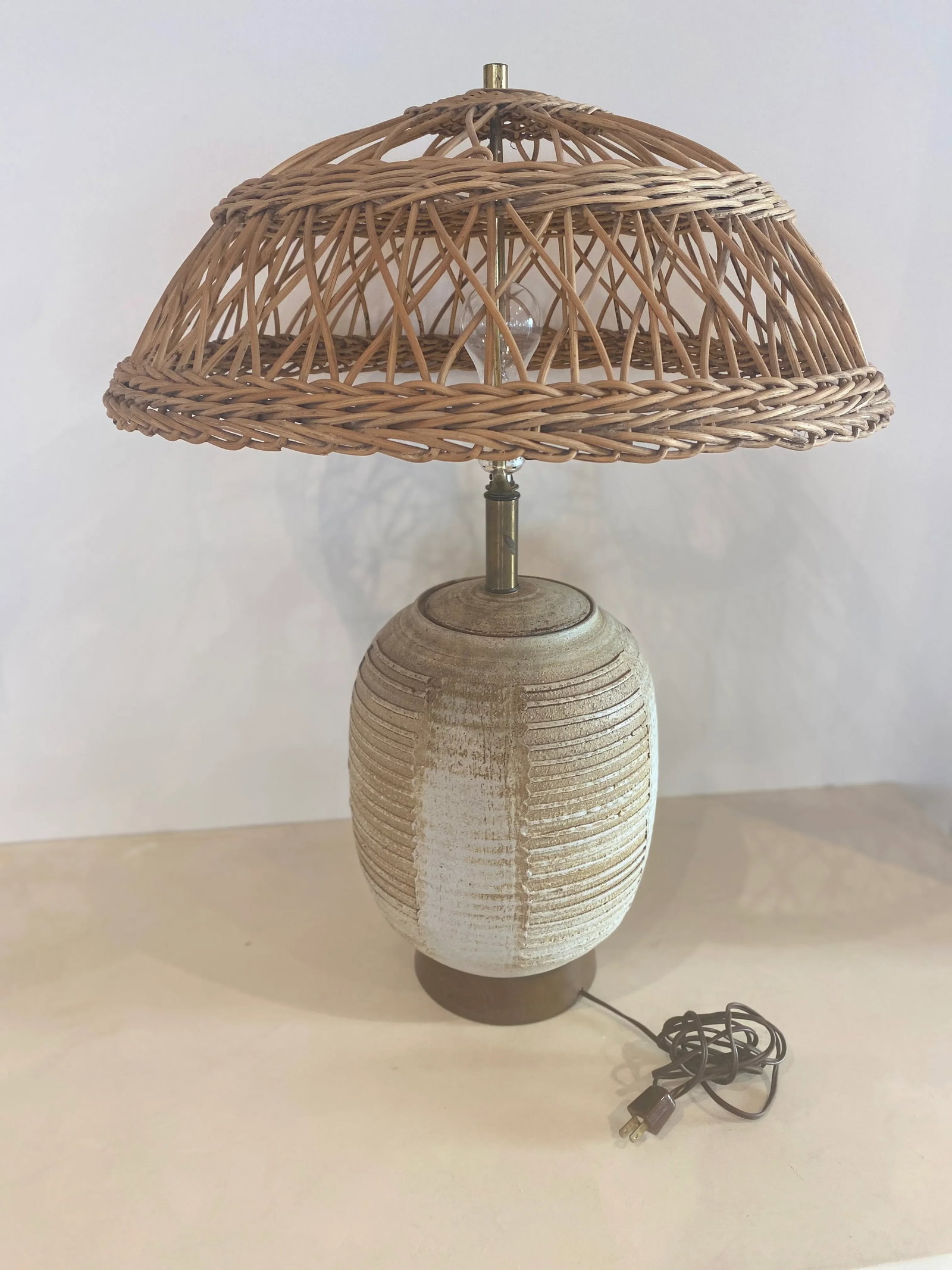 Midcentury Striated Pottery Table Lamp With Wicker Shade - 6