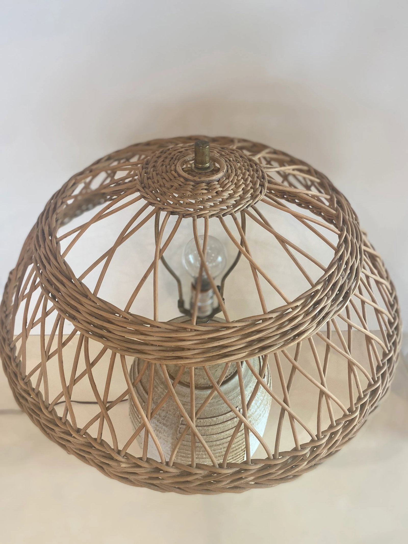 Midcentury Striated Pottery Table Lamp With Wicker Shade - 7