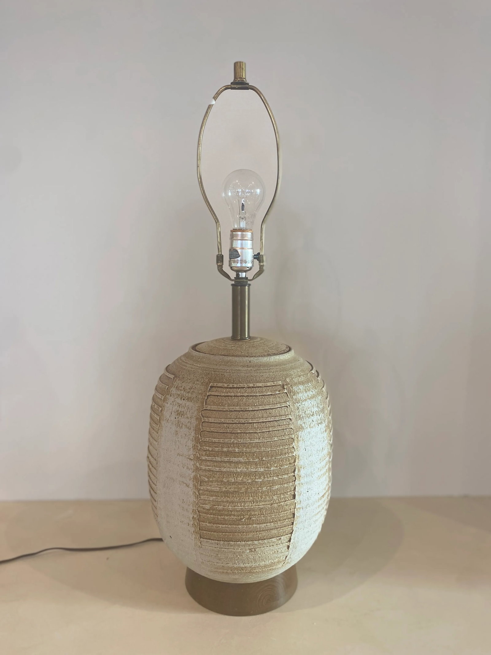Midcentury Striated Pottery Table Lamp With Wicker Shade - 9