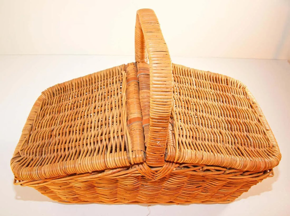 1980s French Provincial Rattan Lidded Handled Basket - 7