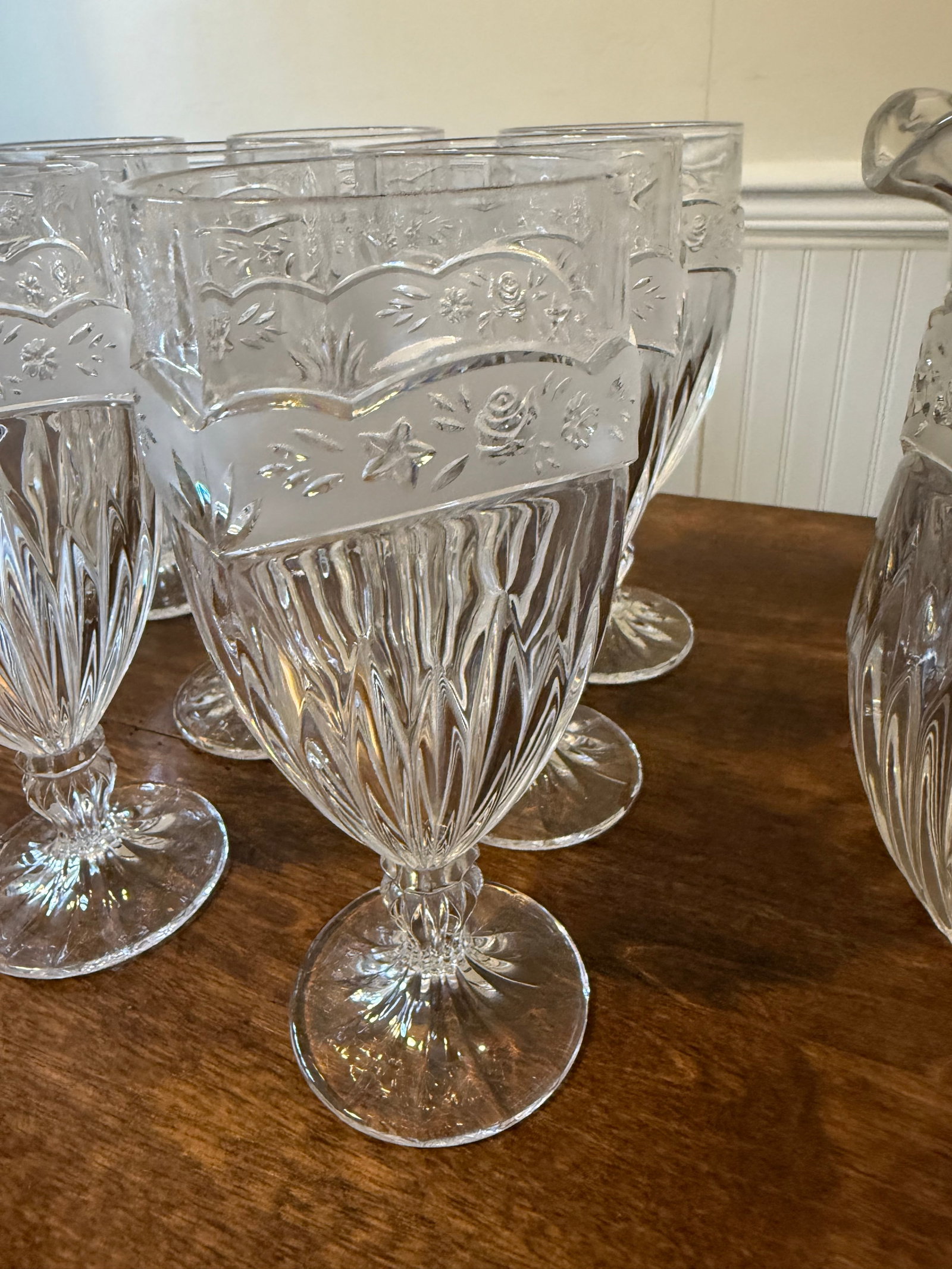 Oneida "Southern Garden" Set of Pitcher and Eight Glasses - 9pcs - 8