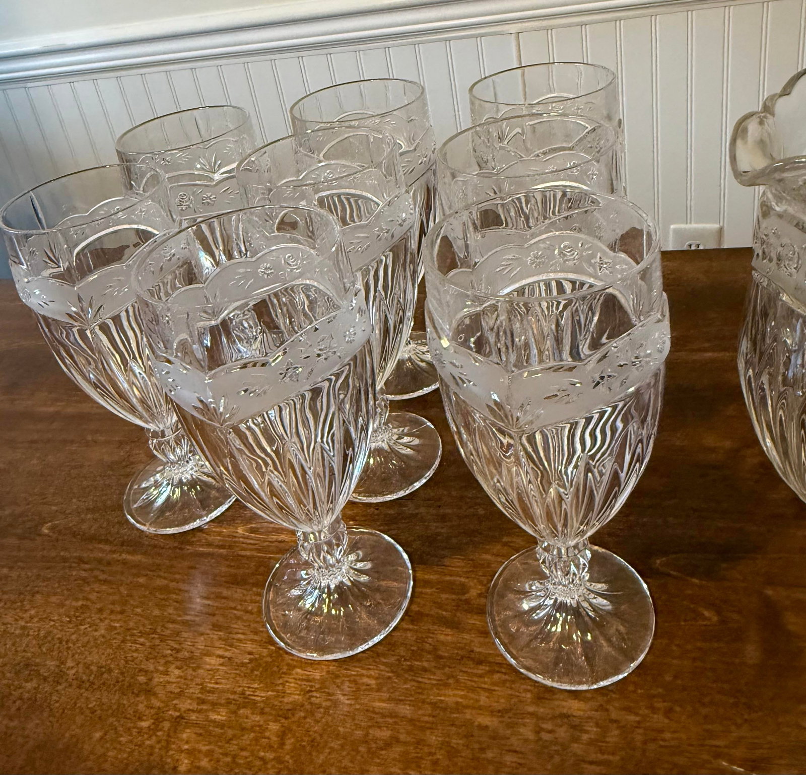 Oneida "Southern Garden" Set of Pitcher and Eight Glasses - 9pcs - 9