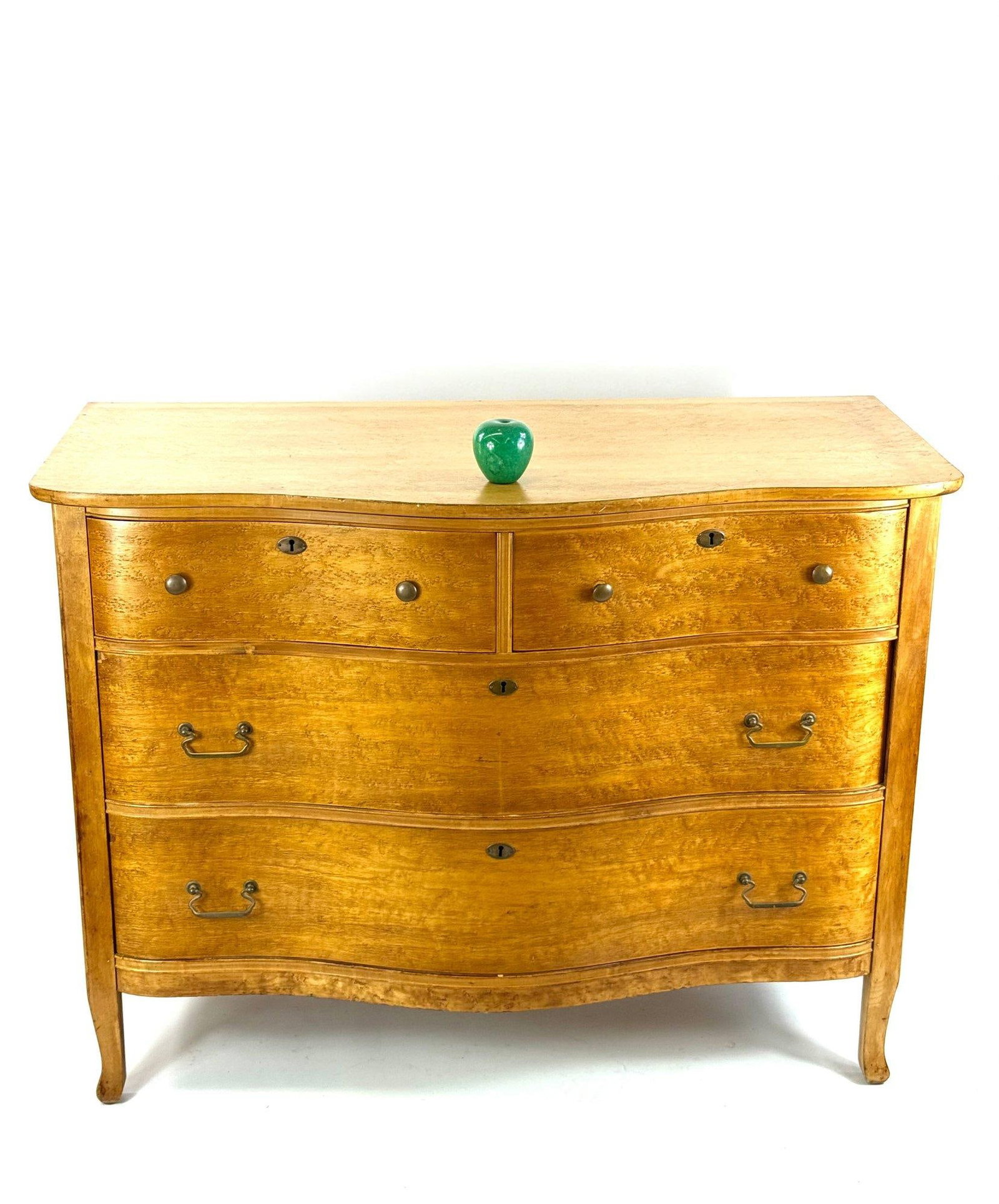Antique Late Victorian Birdseye Maple Serpentine Front Chest of Drawers - 2