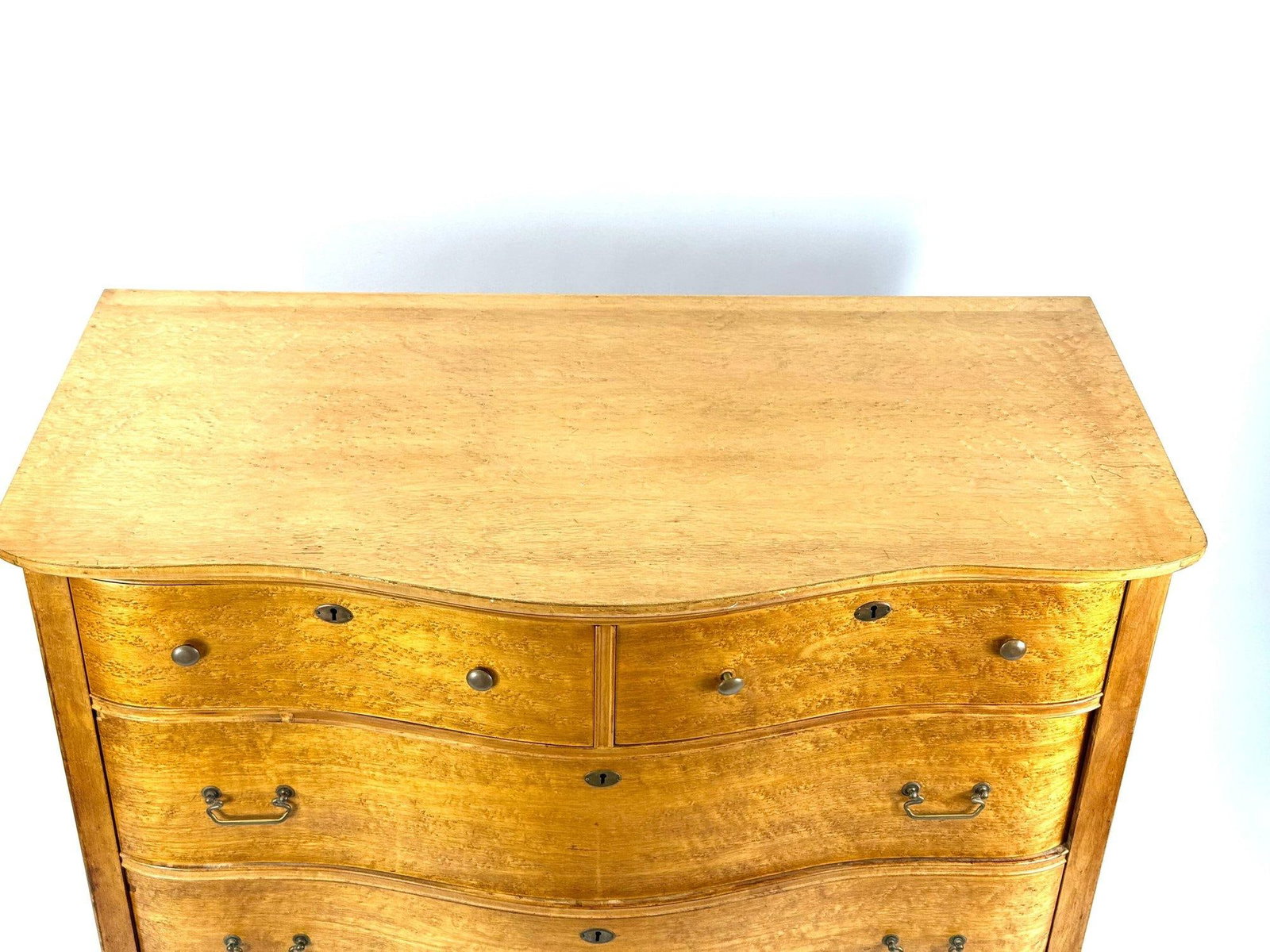 Antique Late Victorian Birdseye Maple Serpentine Front Chest of Drawers - 3