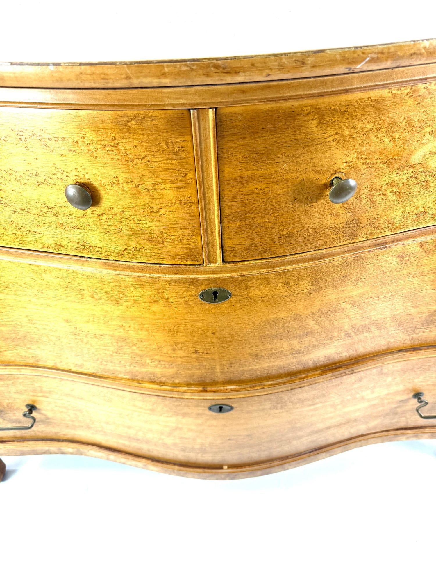 Antique Late Victorian Birdseye Maple Serpentine Front Chest of Drawers - 7