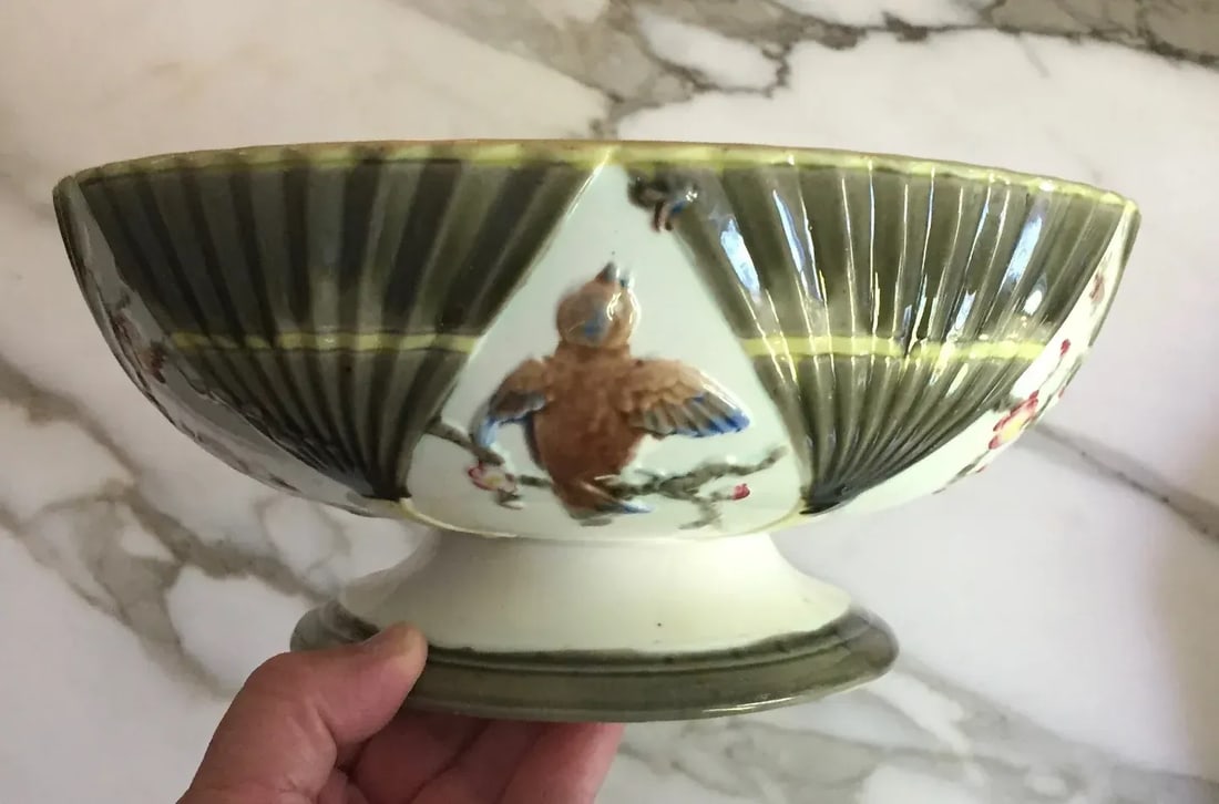 Antique 19th Century Wedgwood Majolica Argenta Ware Footed Bowl Decorated with Birds and Fans - 3