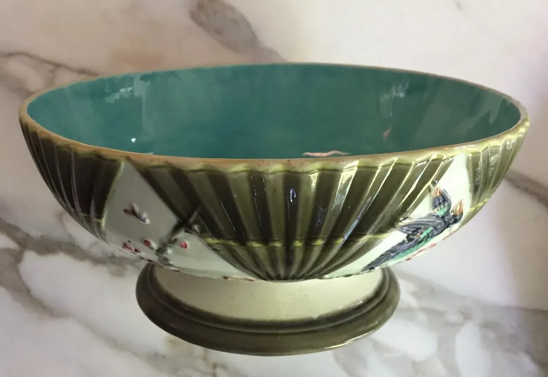 Antique 19th Century Wedgwood Majolica Argenta Ware Footed Bowl Decorated with Birds and Fans - 4