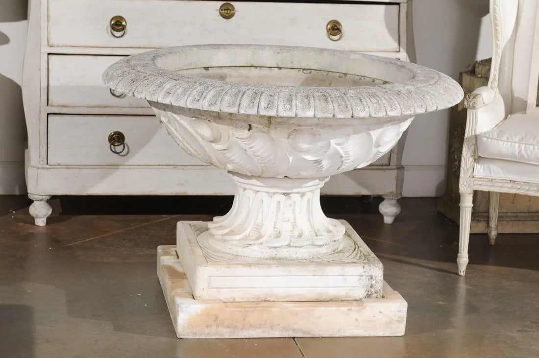 English Vintage 20th Century Cast Stone Fountain with Scoop and Foliage Motifs - 5