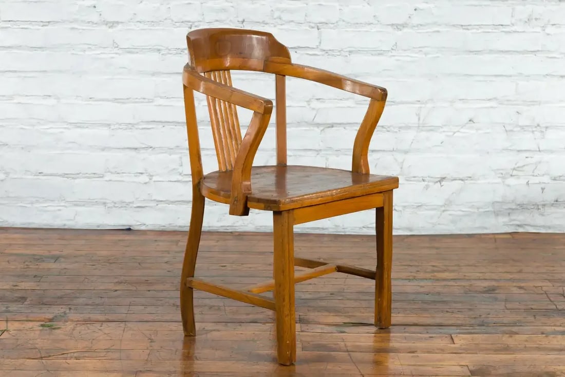 Chinese Early 20th Century Horseshoe Back Armchair with Carved Reeded Splat - 2