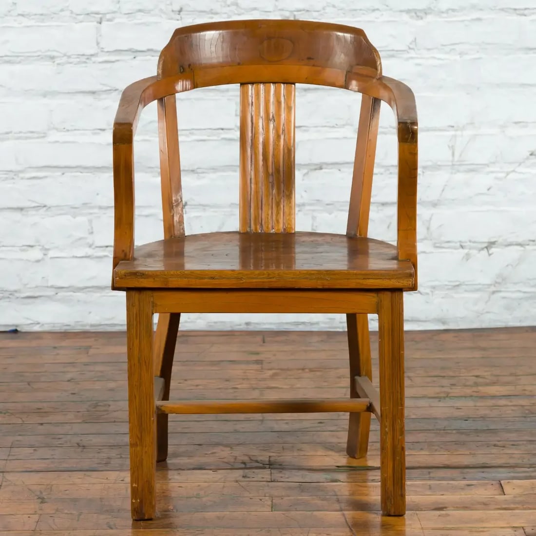 Chinese Early 20th Century Horseshoe Back Armchair with Carved Reeded Splat - 5