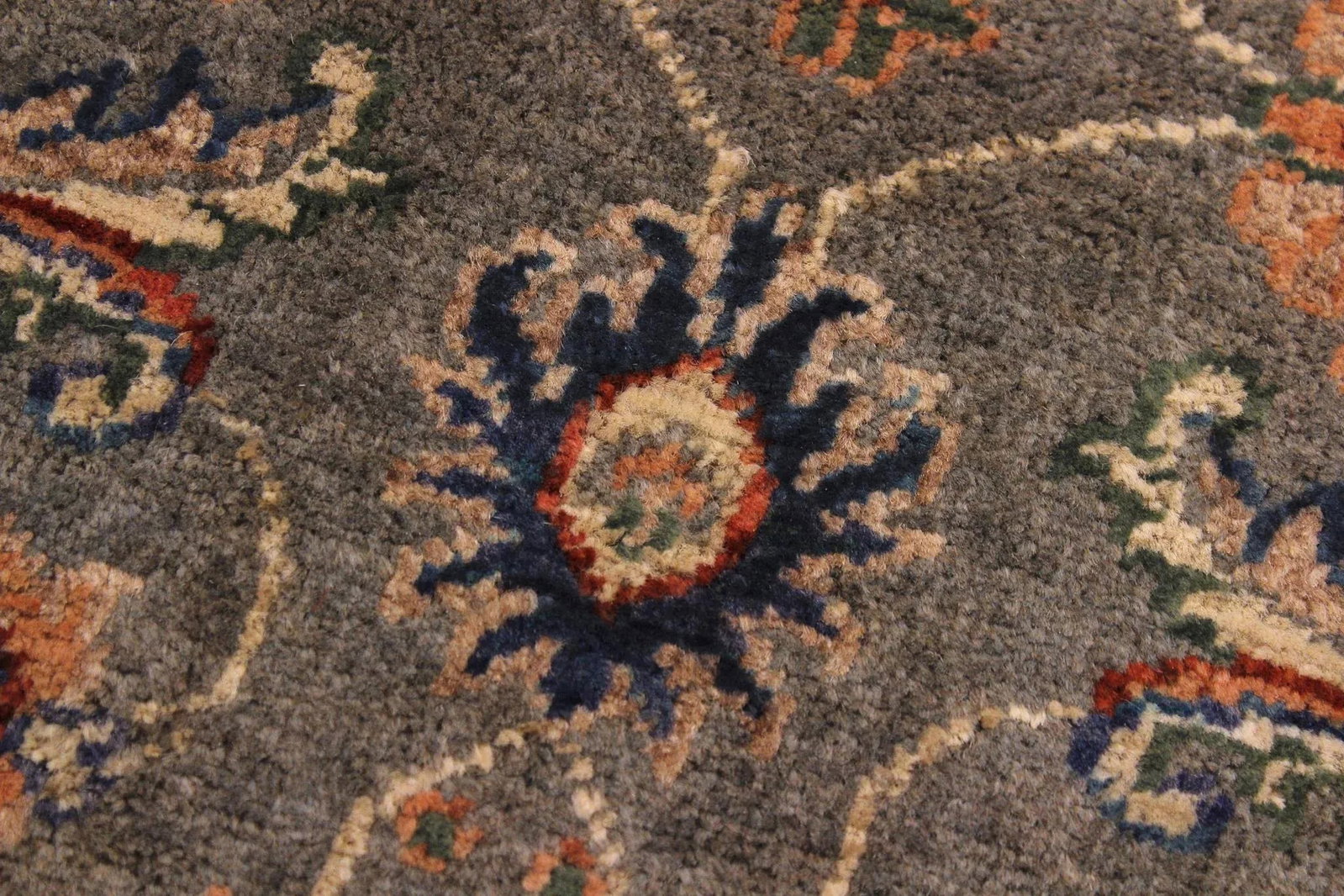1990s Classic Ziegler Grey Ivory Hand-Knotted Wool Rug - 2'1'' X 2'11'' - 7