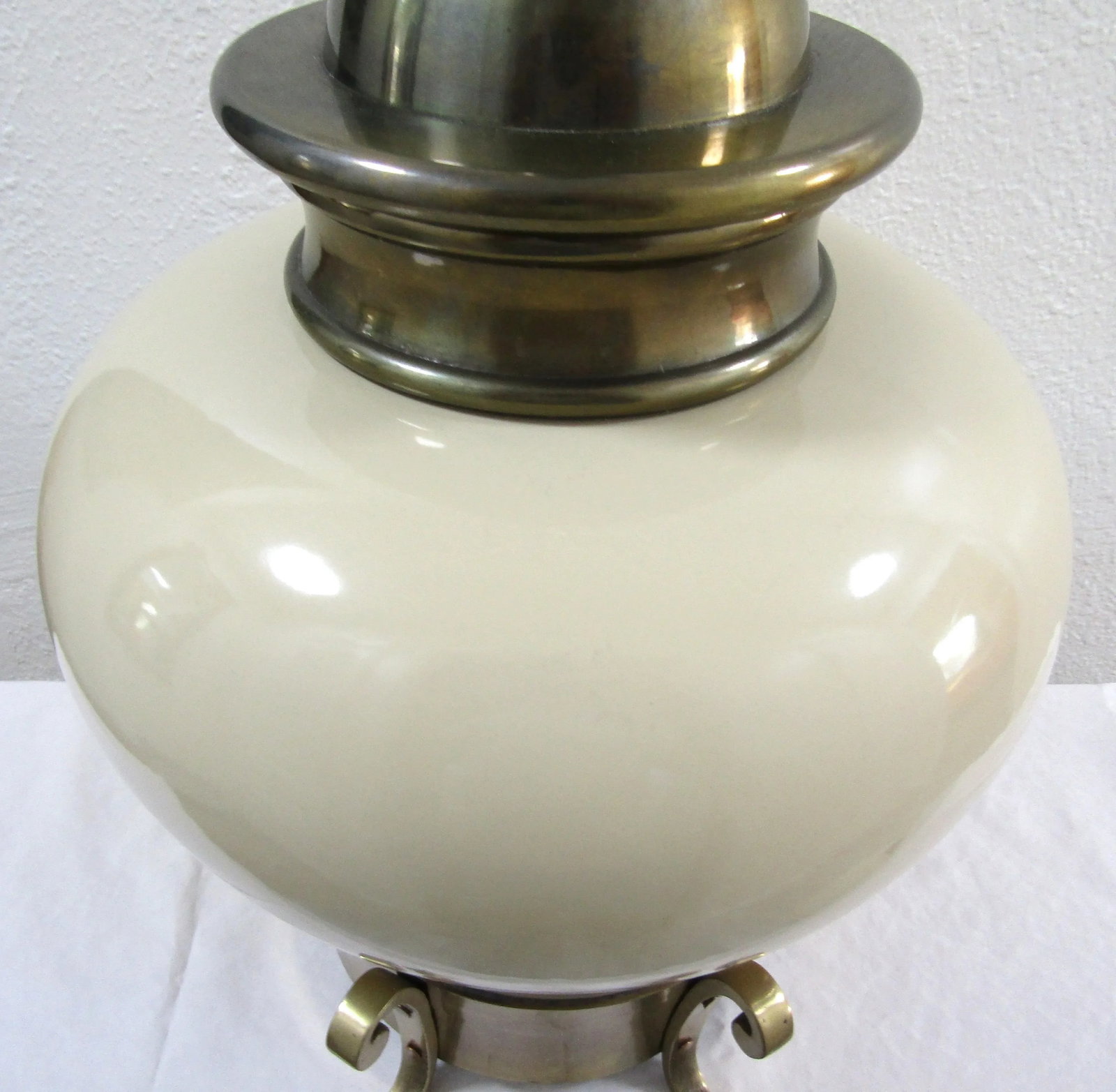 1979 Chapman Chinoiserie Cream Ceramic and Brass Table Lamp and Linen Shade - 10