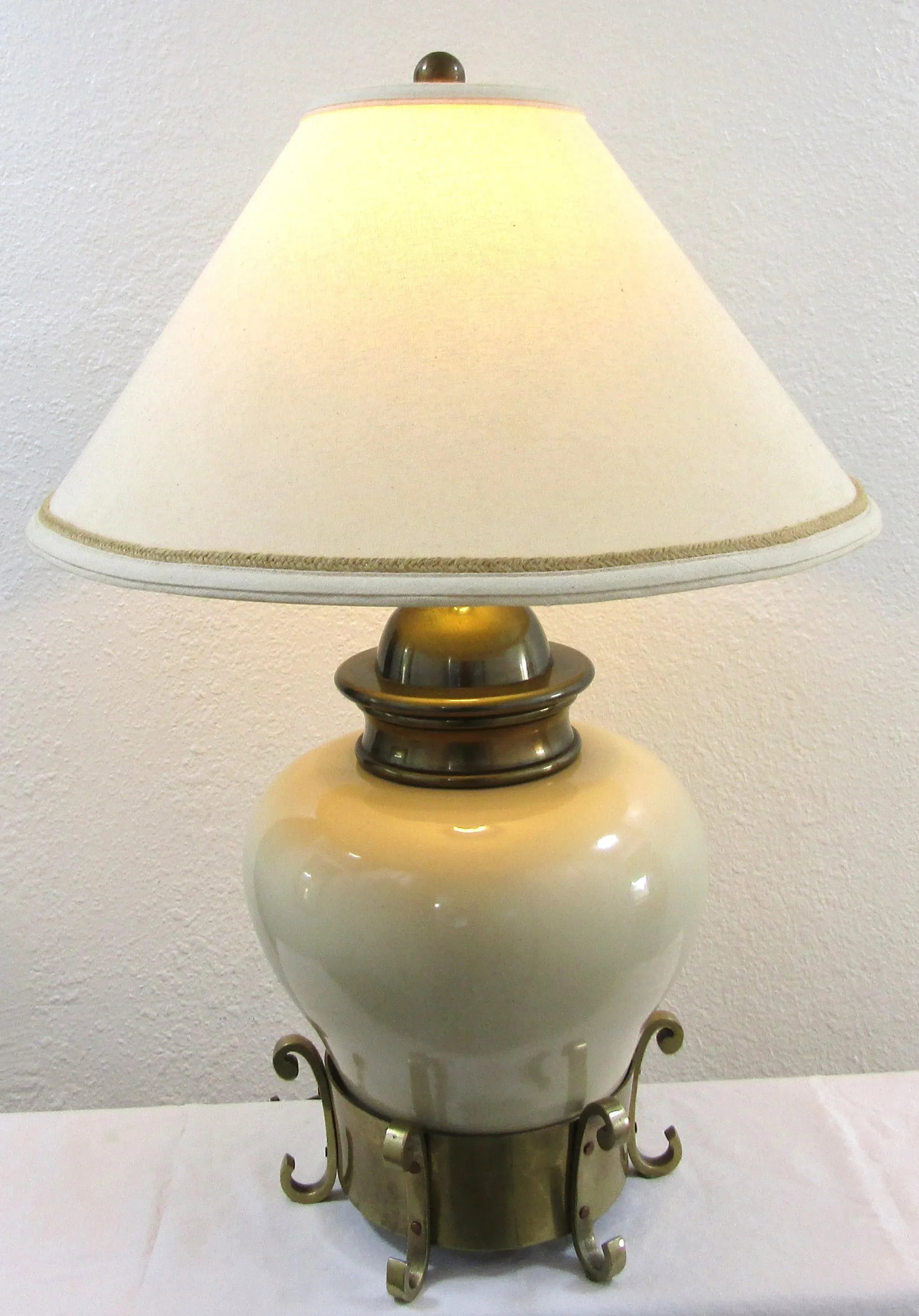 1979 Chapman Chinoiserie Cream Ceramic and Brass Table Lamp and Linen Shade - 2