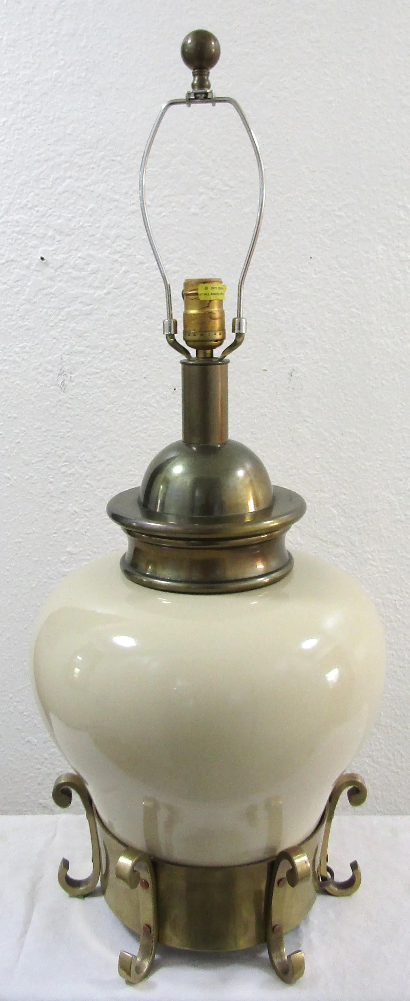 1979 Chapman Chinoiserie Cream Ceramic and Brass Table Lamp and Linen Shade - 3