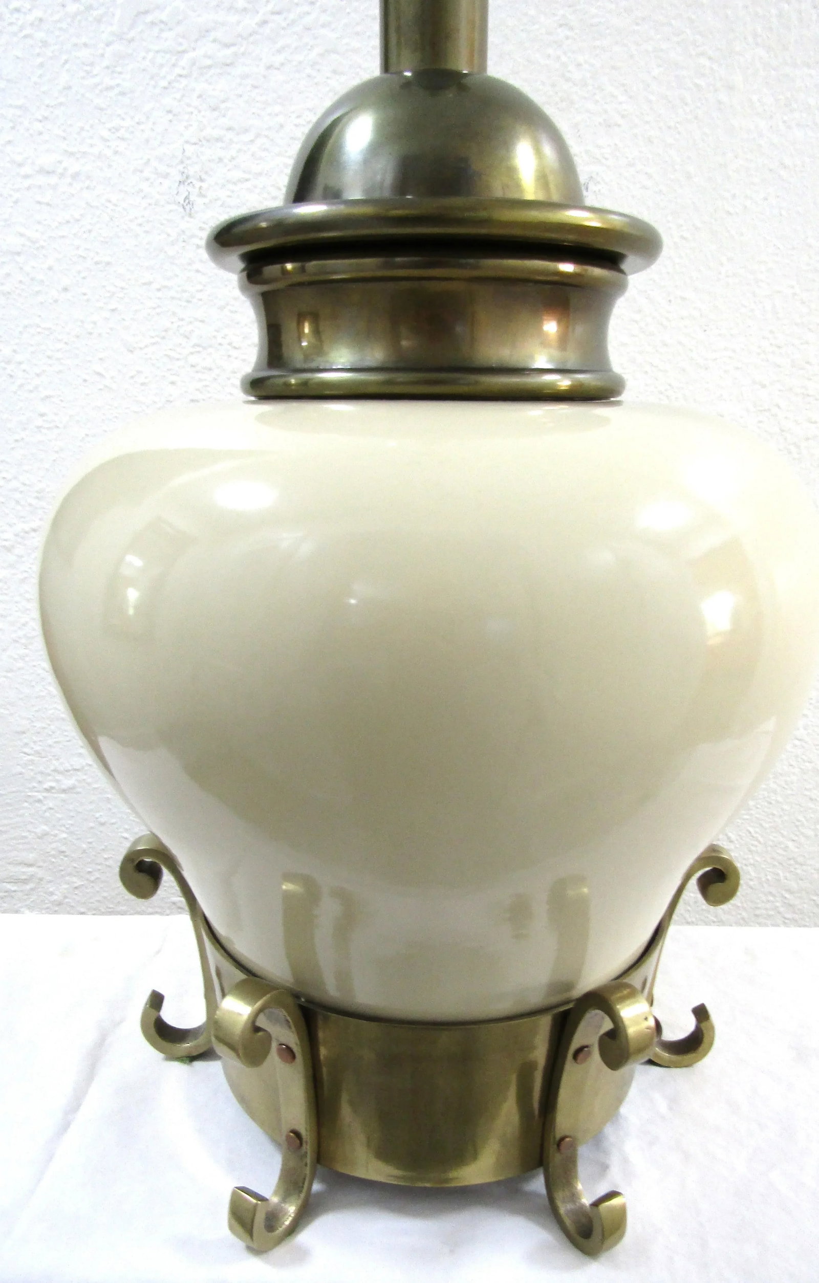 1979 Chapman Chinoiserie Cream Ceramic and Brass Table Lamp and Linen Shade - 6