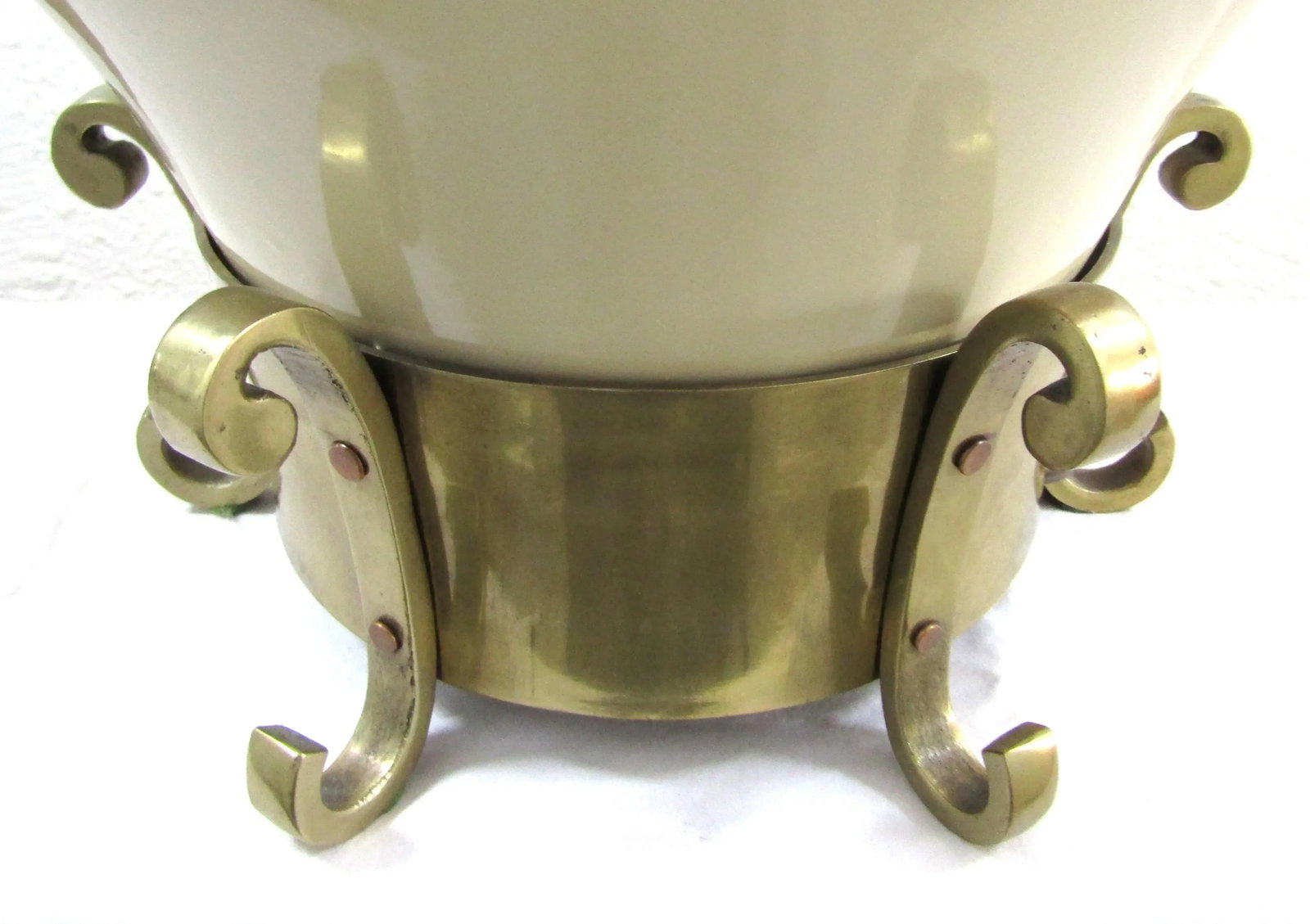 1979 Chapman Chinoiserie Cream Ceramic and Brass Table Lamp and Linen Shade - 7