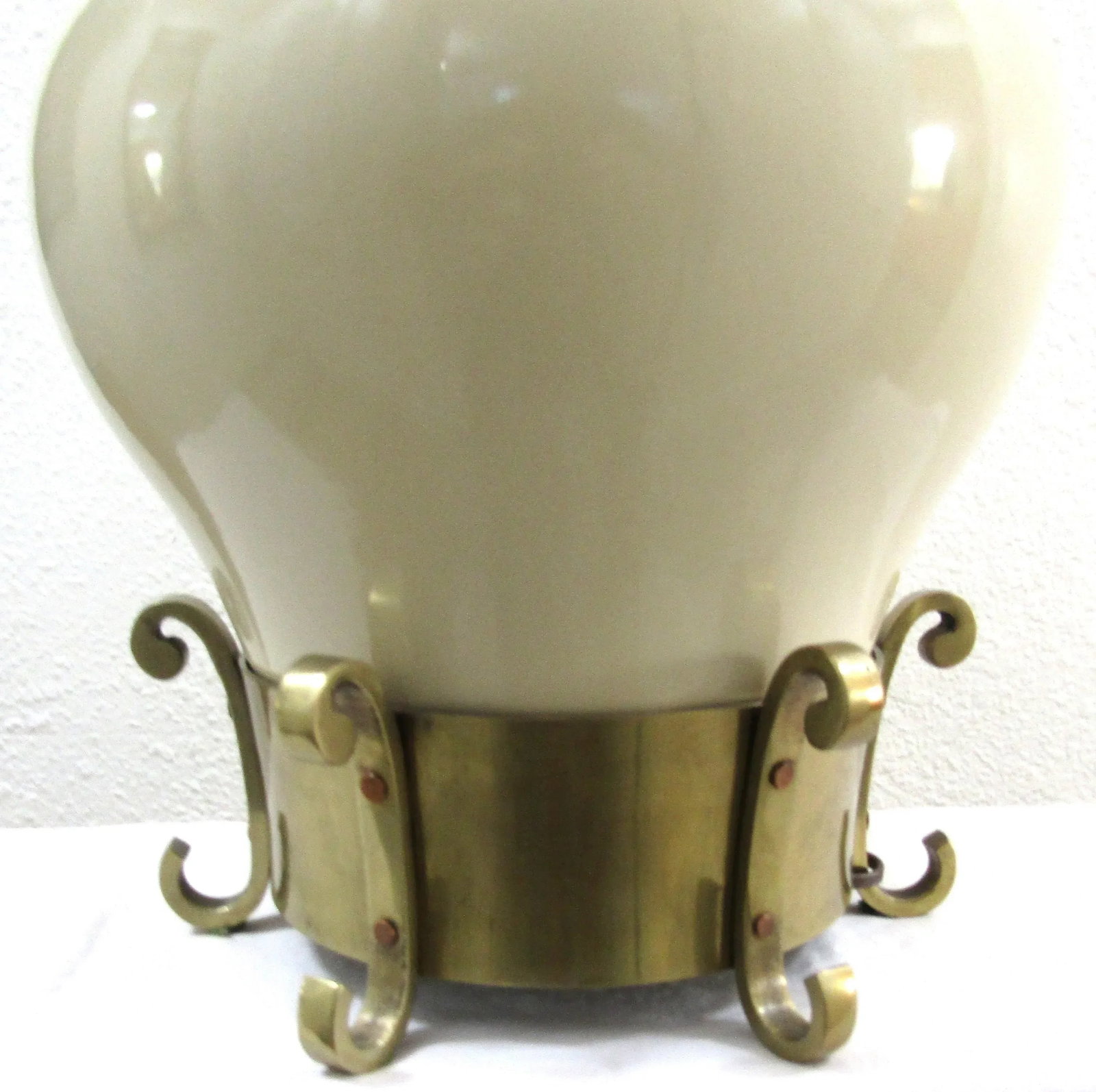 1979 Chapman Chinoiserie Cream Ceramic and Brass Table Lamp and Linen Shade - 8