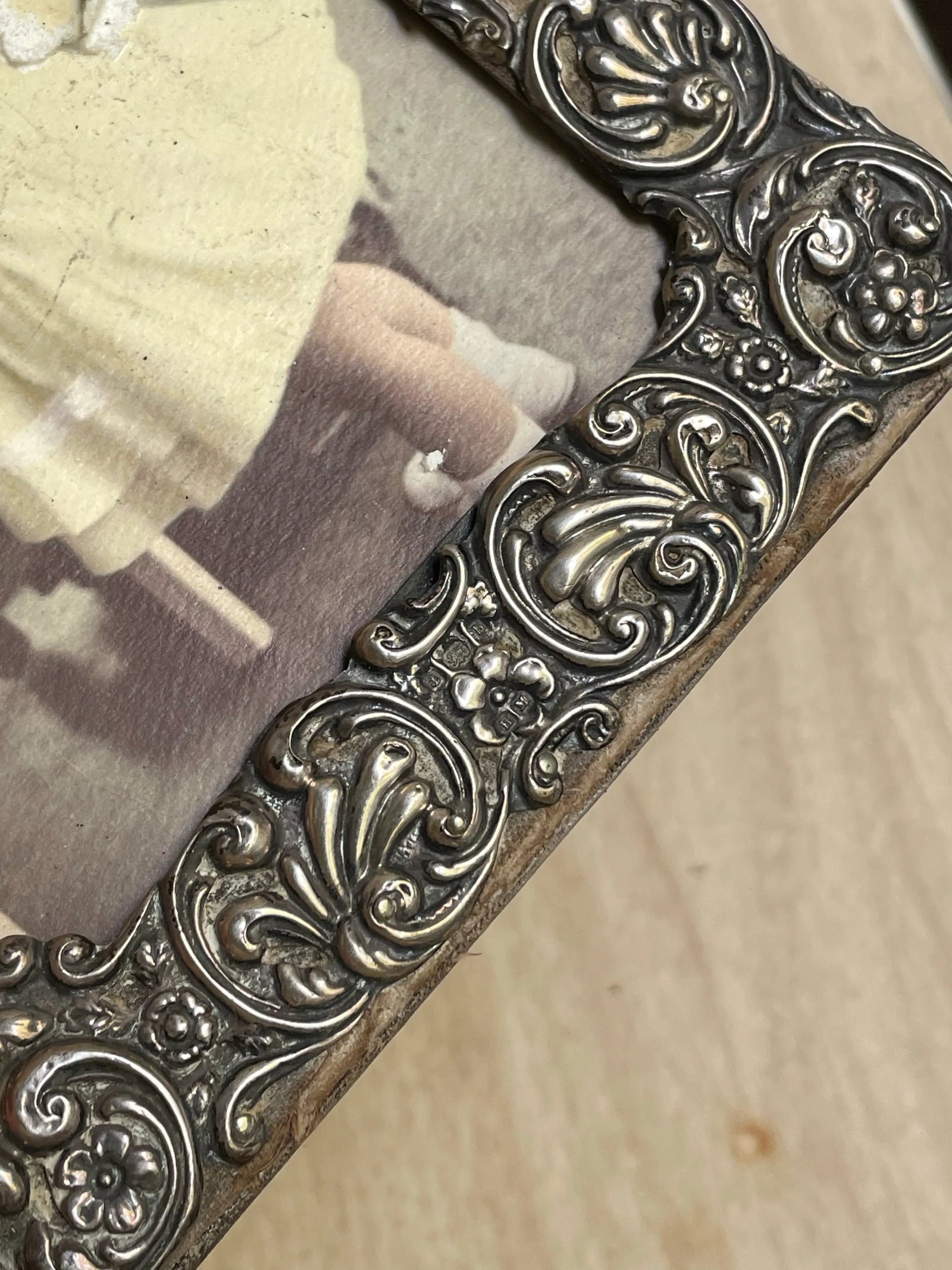 1901 Birmingham Mint Sterling Silver Desk Top Picture Frame Embossed Design - 4