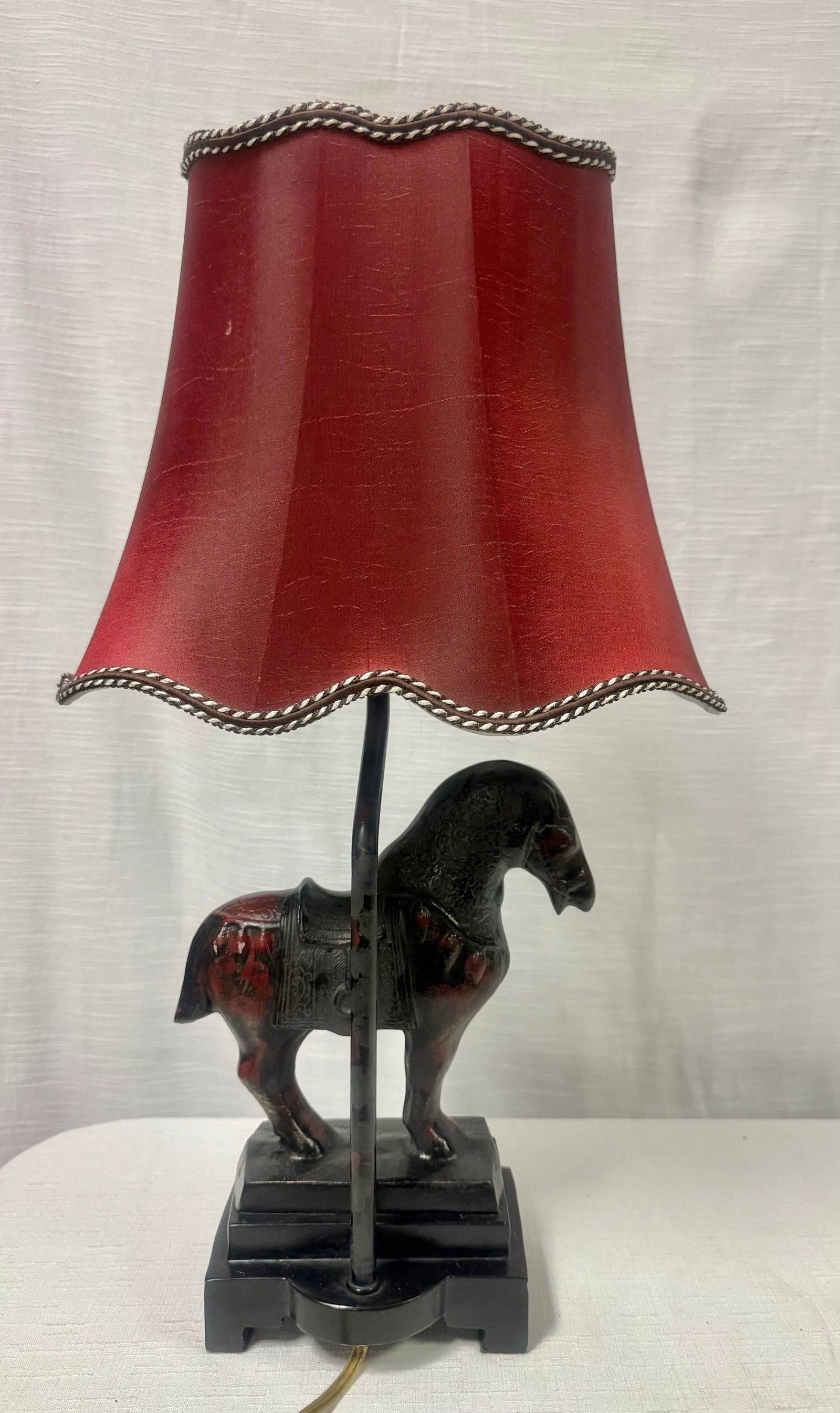 Vintage Mid-Century Modern Tang Horse Table Lamp in Frederick Cooper Style - 5