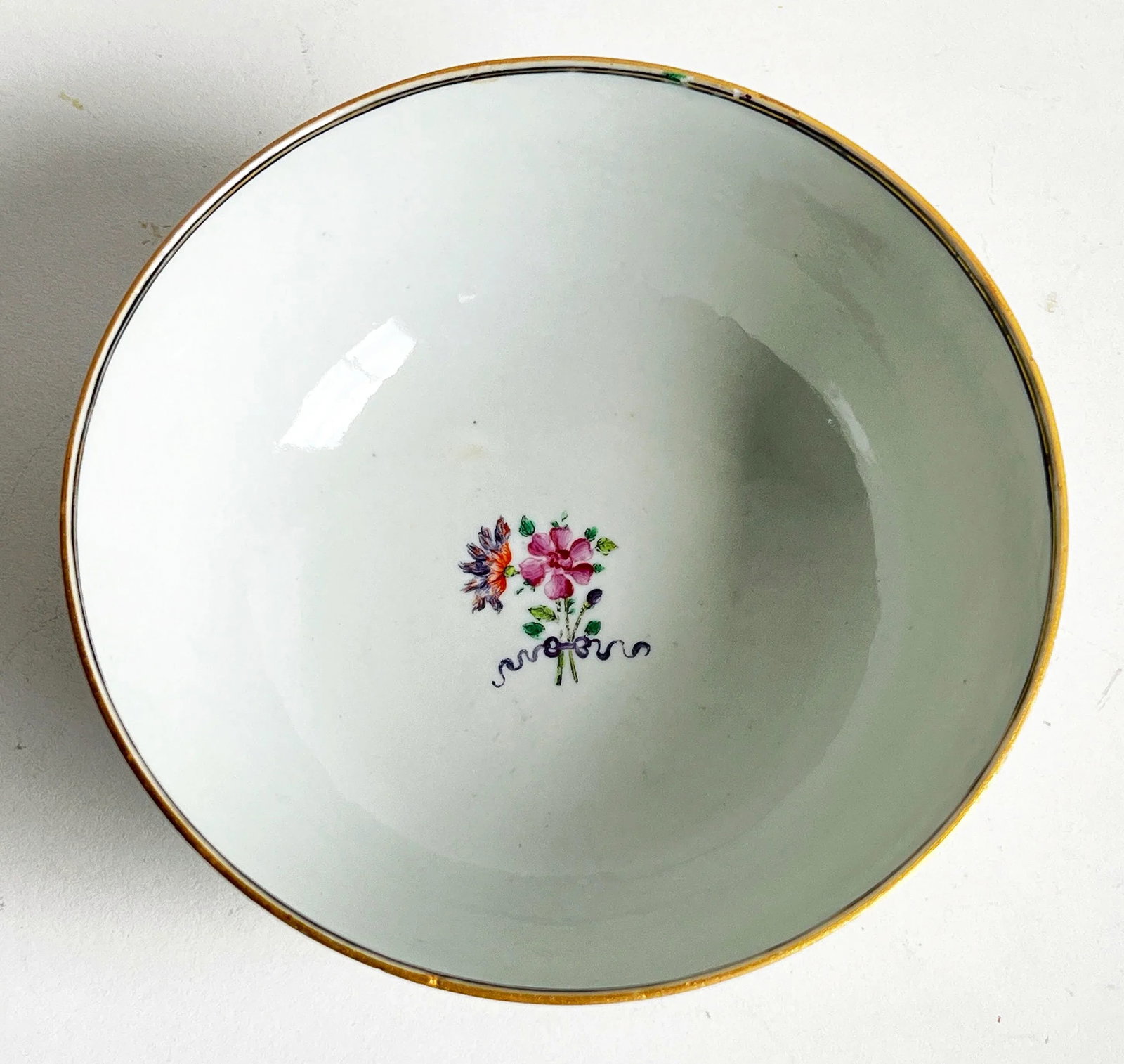 18th Century Qianlong Chinese Export Famille Rose Porcelain Bowl With Floral and Gilt Decoration - 2
