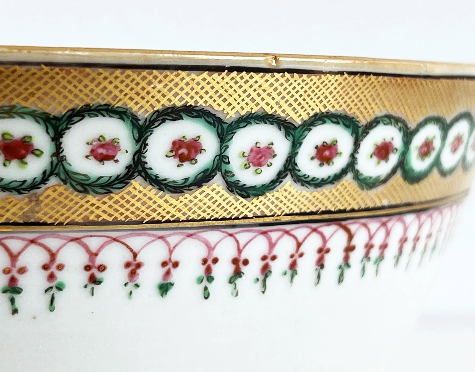 18th Century Qianlong Chinese Export Famille Rose Porcelain Bowl With Floral and Gilt Decoration - 7