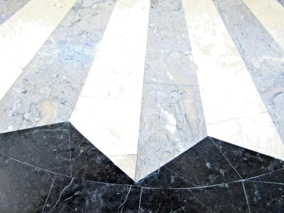 1980s Vintage Hollywood Regency Style Marble Inlay and Iron Accent Side Table Attributed to Maitland - 5