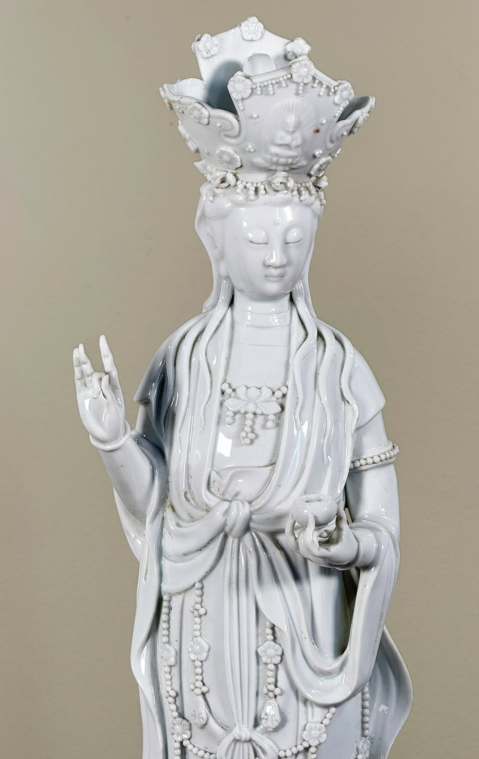 Vintage Chinese Blanc De Chine Guanyin Porcelain Deity Statue on Lotus Pedestal - 3