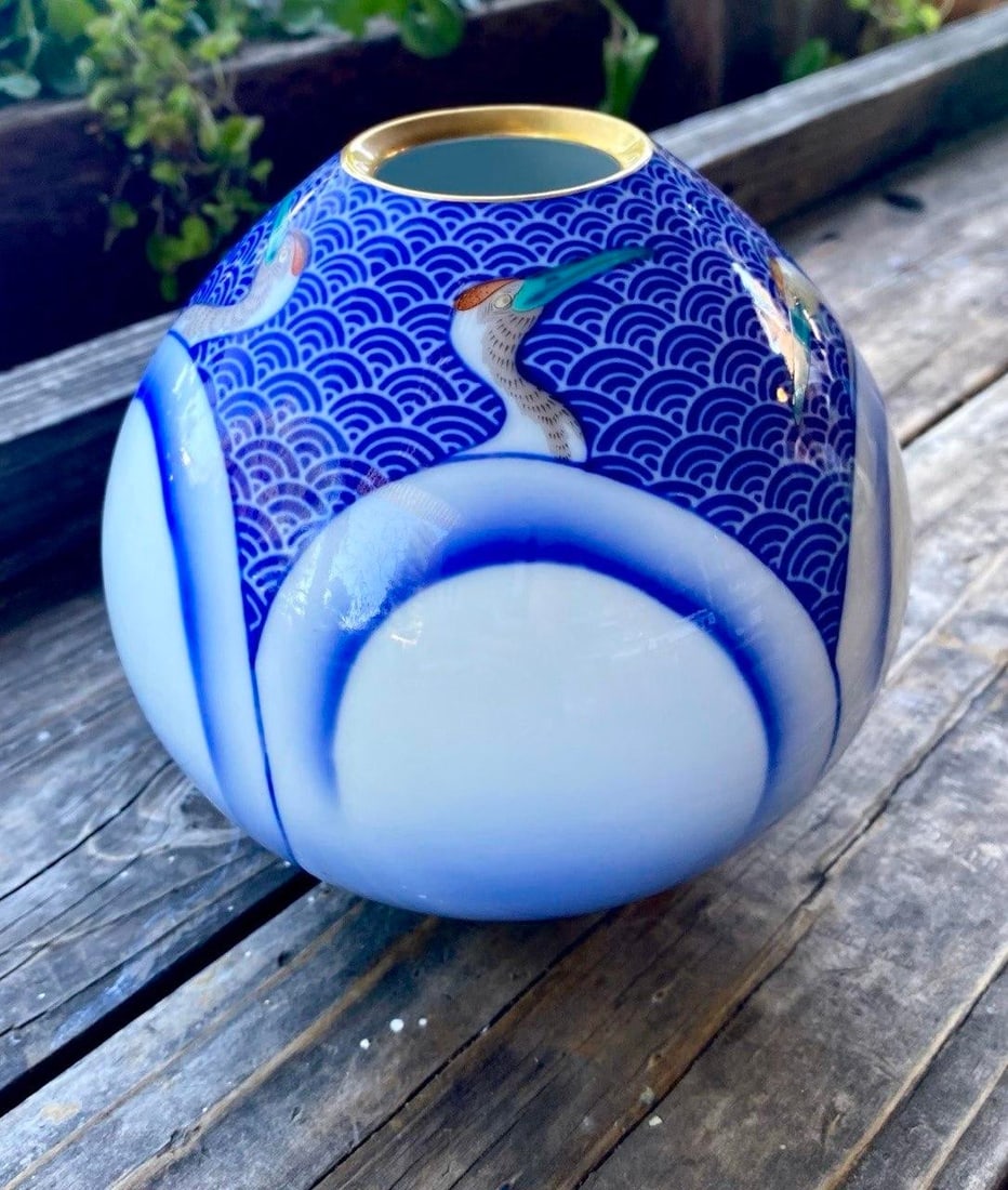 Late 20th Century Japanese Porcelain Globe Vase With Cranes, Attributed to Koransha - 2