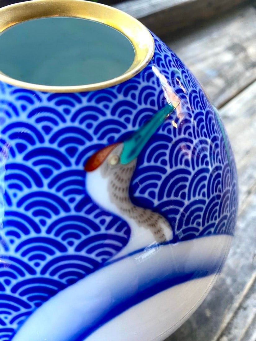 Late 20th Century Japanese Porcelain Globe Vase With Cranes, Attributed to Koransha - 4