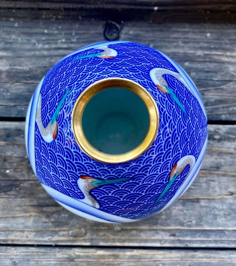Late 20th Century Japanese Porcelain Globe Vase With Cranes, Attributed to Koransha - 8