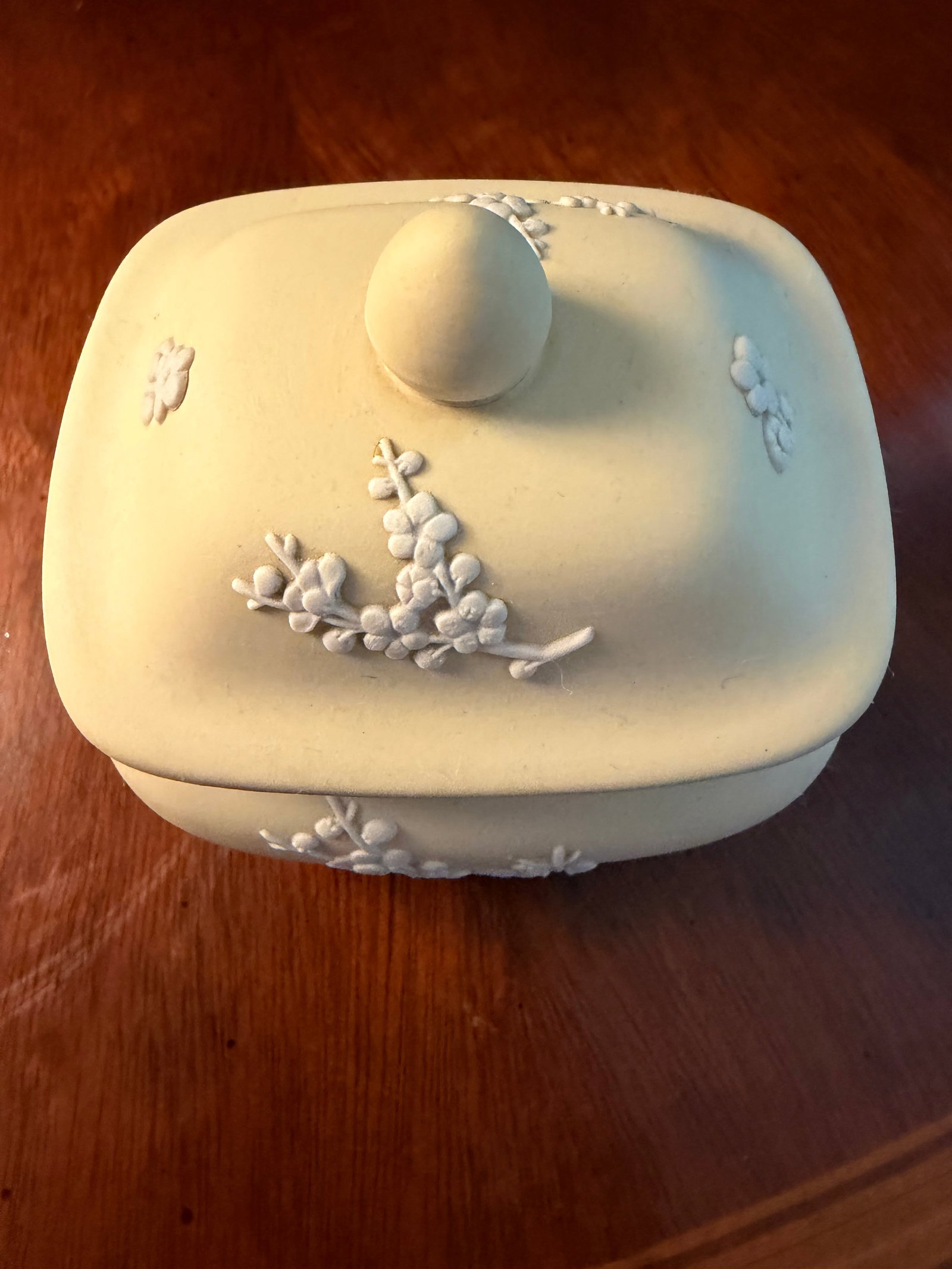 1980s Wedgwood Yellow Primrose Rectangular Lidded Box W/ White Relief Prunus Blossoms - 2