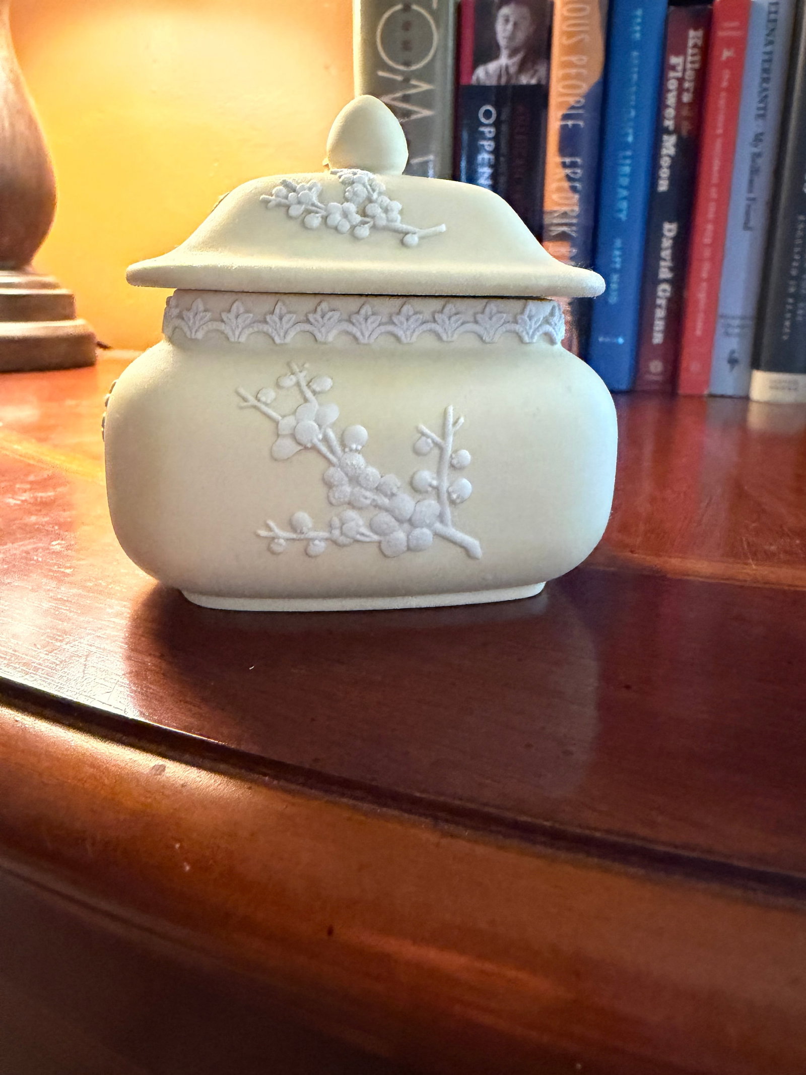 1980s Wedgwood Yellow Primrose Rectangular Lidded Box W/ White Relief Prunus Blossoms - 3