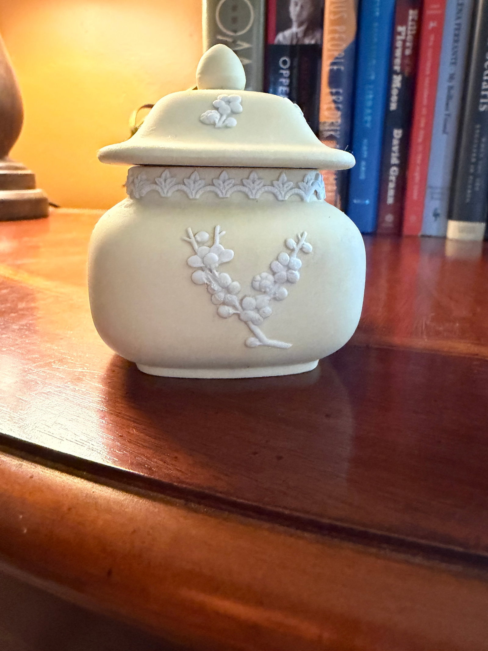 1980s Wedgwood Yellow Primrose Rectangular Lidded Box W/ White Relief Prunus Blossoms - 4