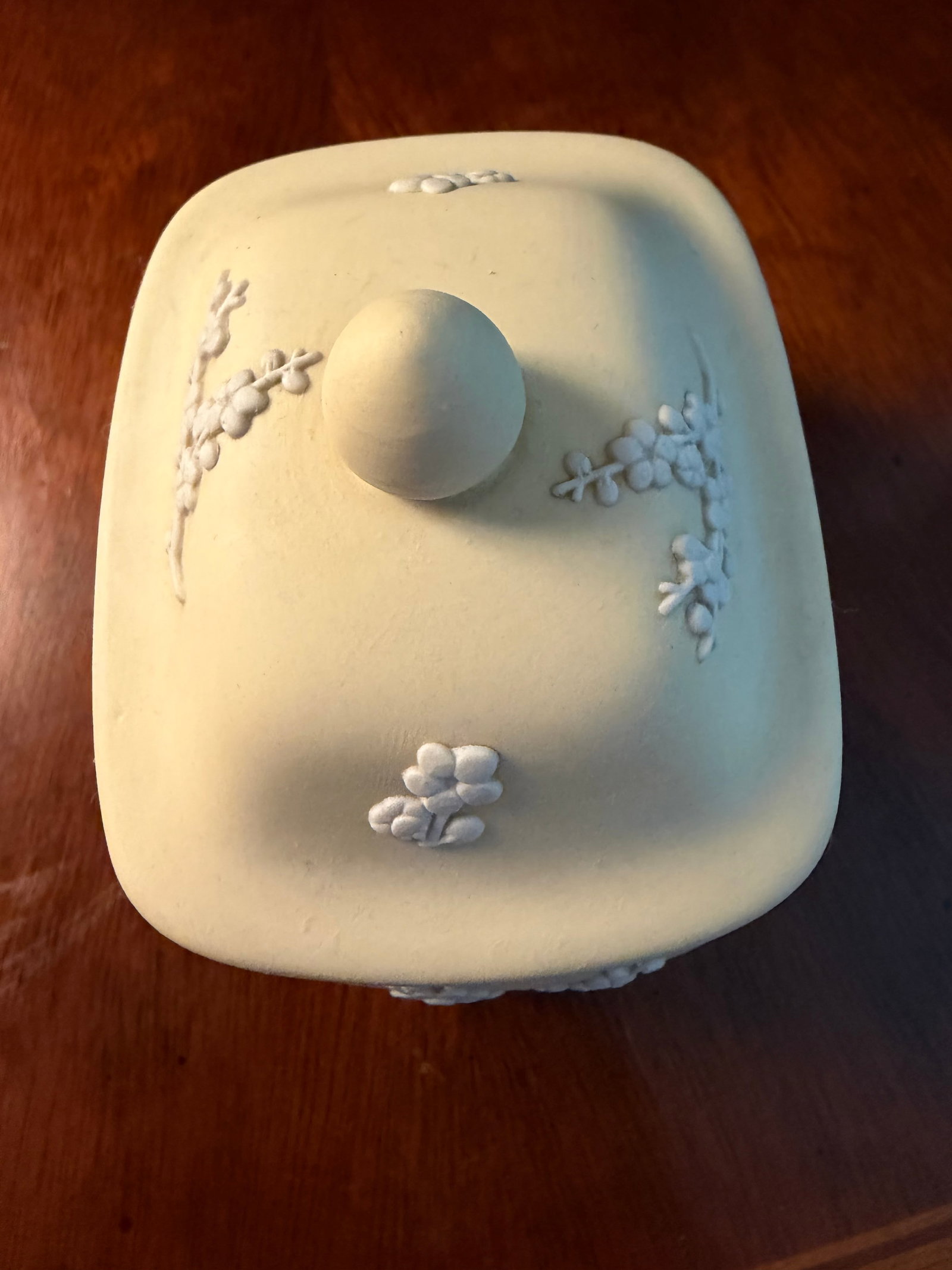 1980s Wedgwood Yellow Primrose Rectangular Lidded Box W/ White Relief Prunus Blossoms - 7