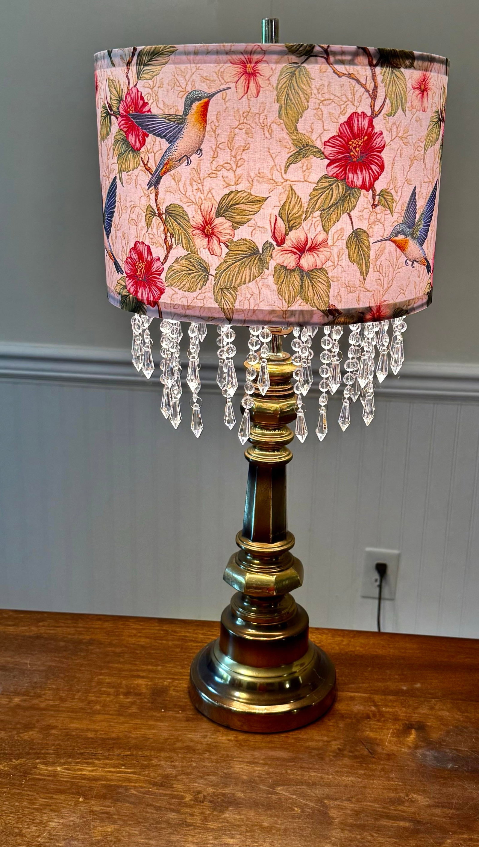 Mid 20th Century Hummingbird Floral Shade With Brass Toned Lamp - 2