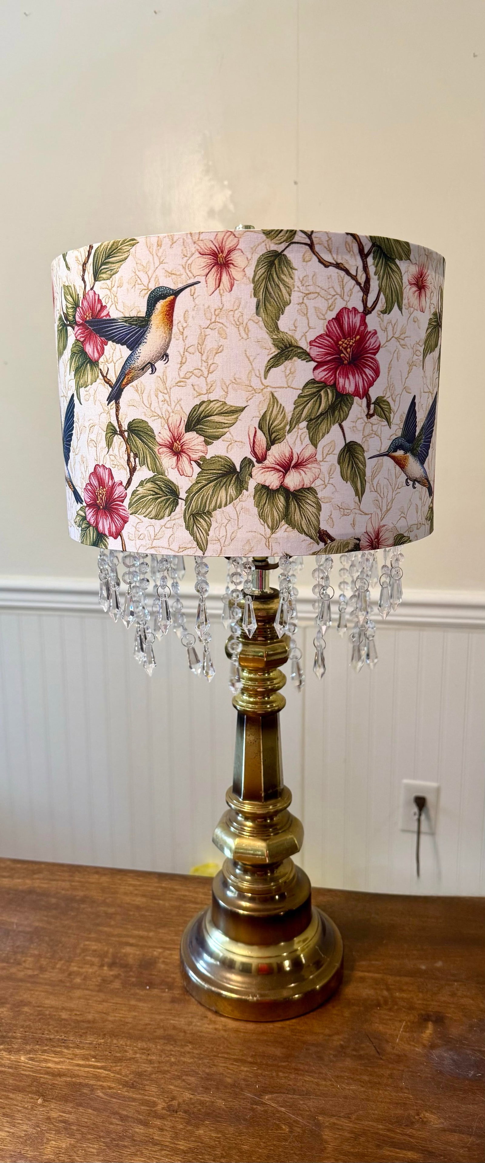 Mid 20th Century Hummingbird Floral Shade With Brass Toned Lamp - 3